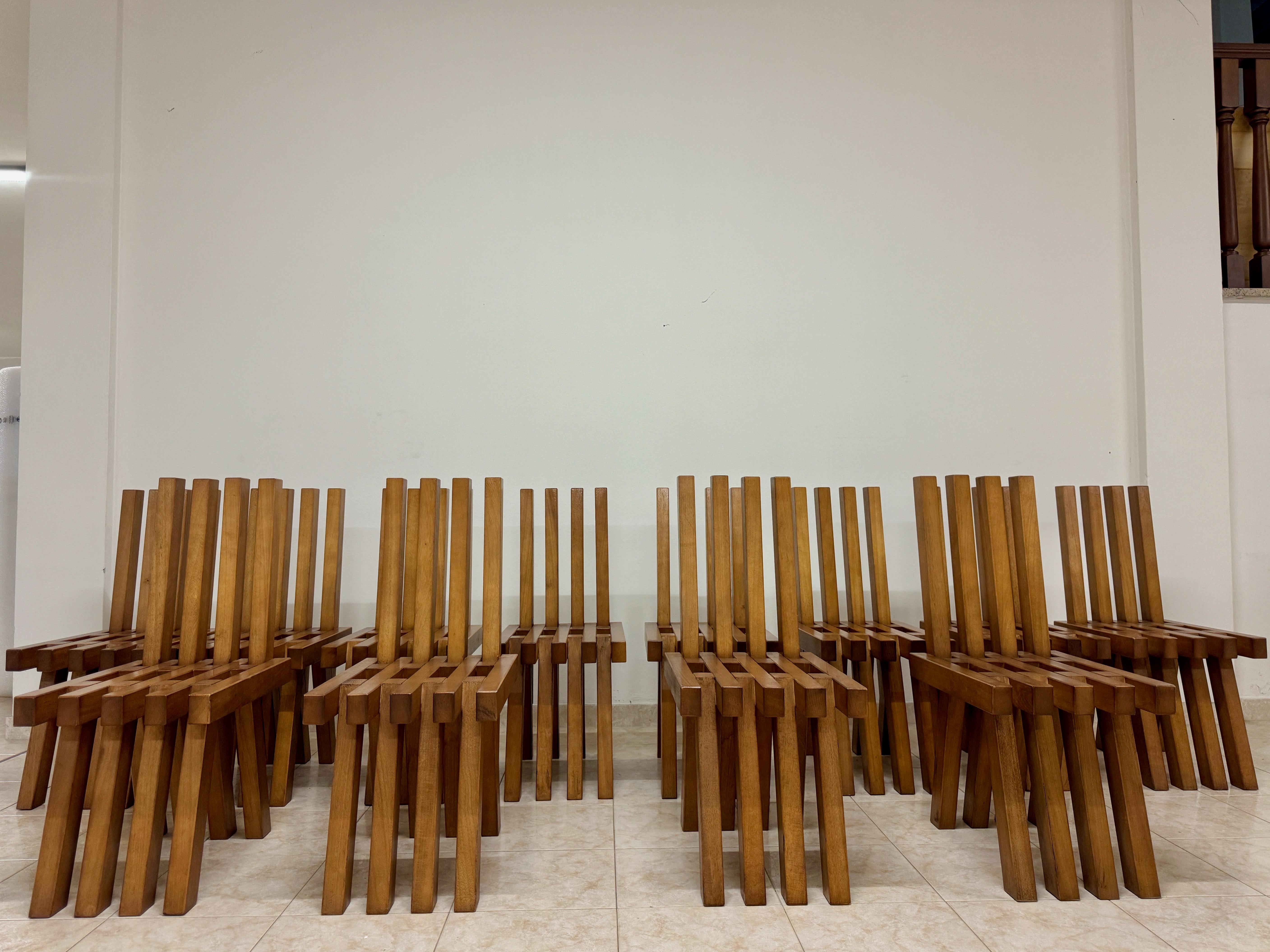Set di dodici sedie da pranzo brutaliste in stile oltraggioso in vendita 5