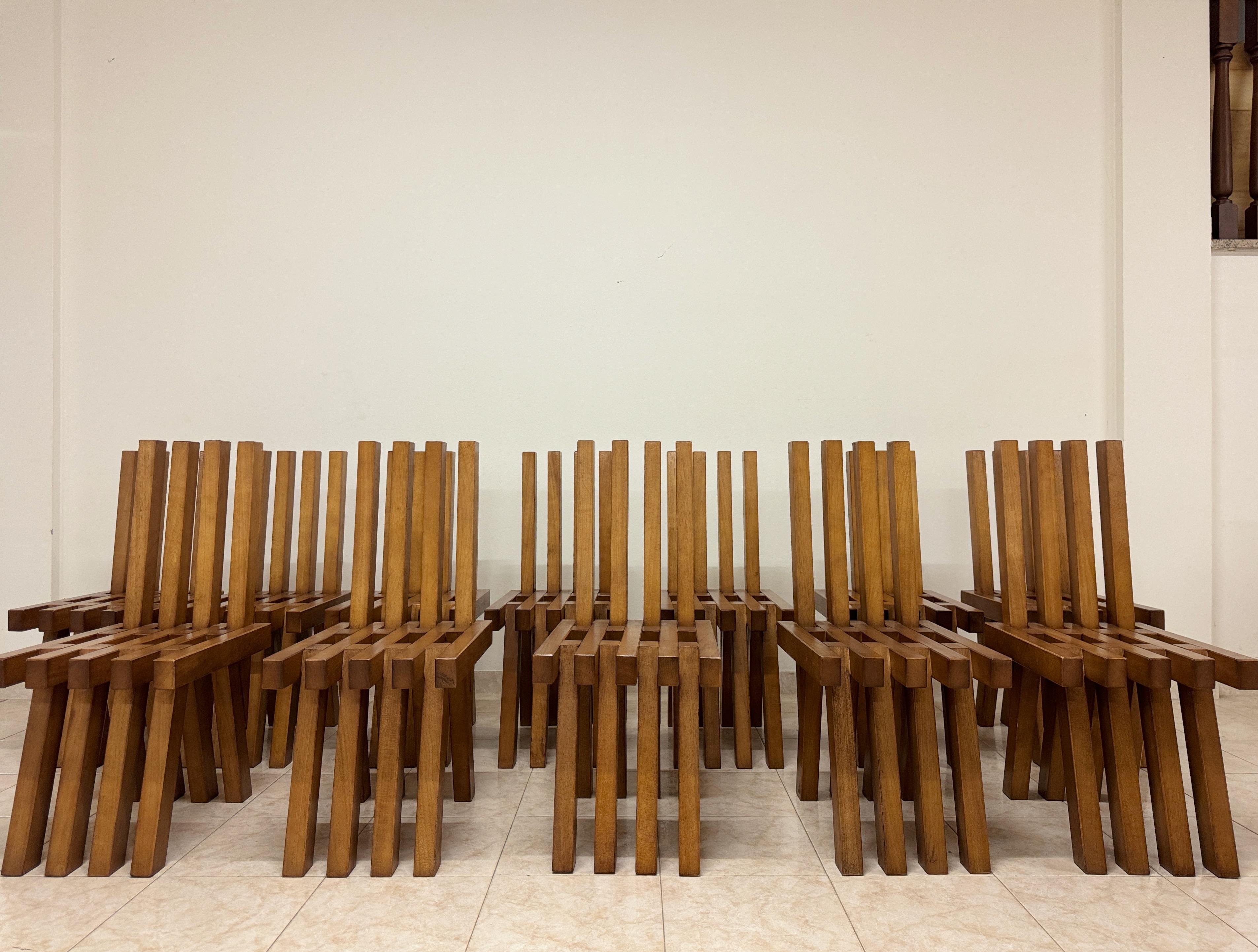 Set di dodici sedie da pranzo brutaliste in stile oltraggioso in vendita 6