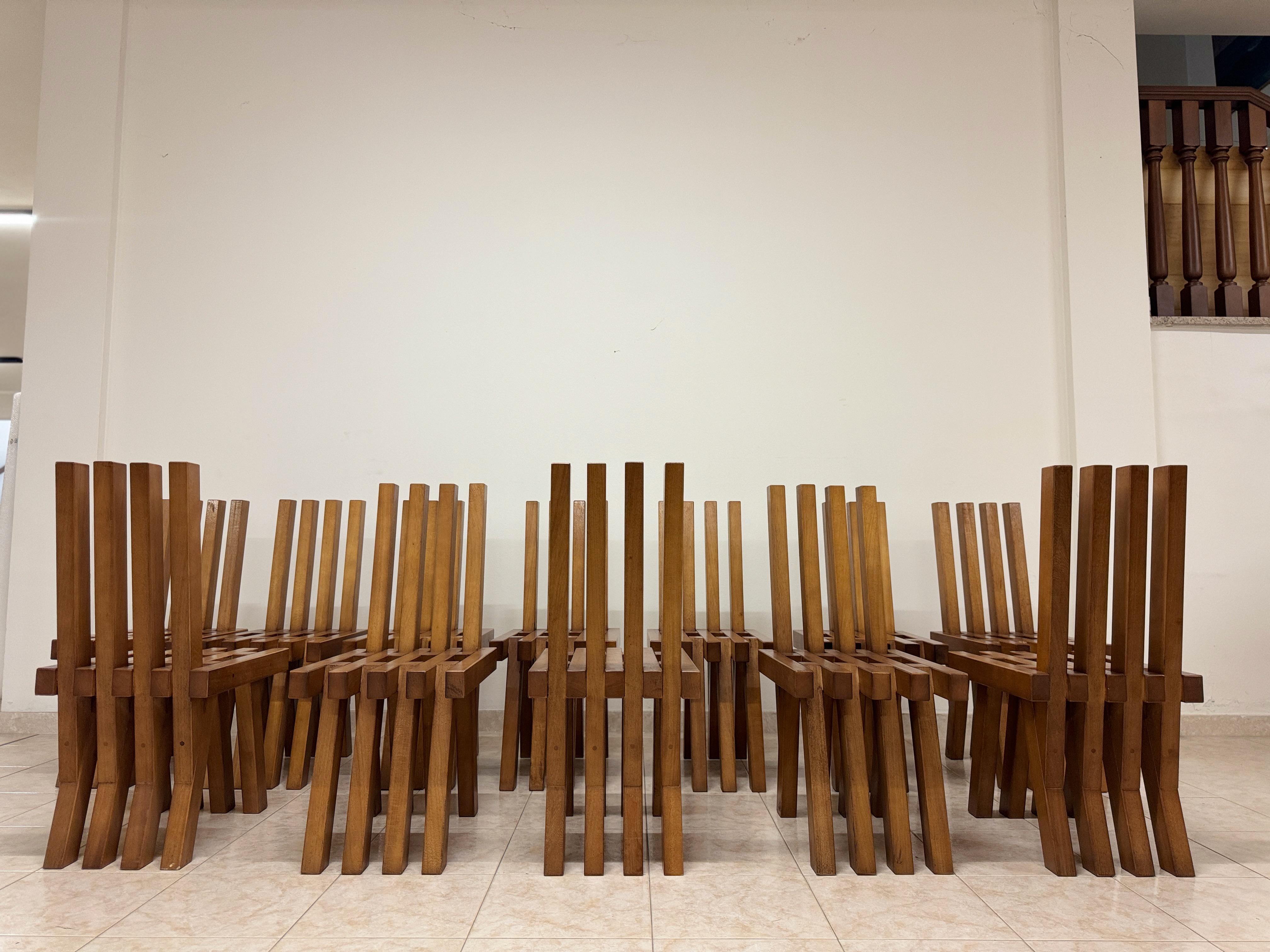Set di dodici sedie da pranzo brutaliste in stile oltraggioso in vendita 9