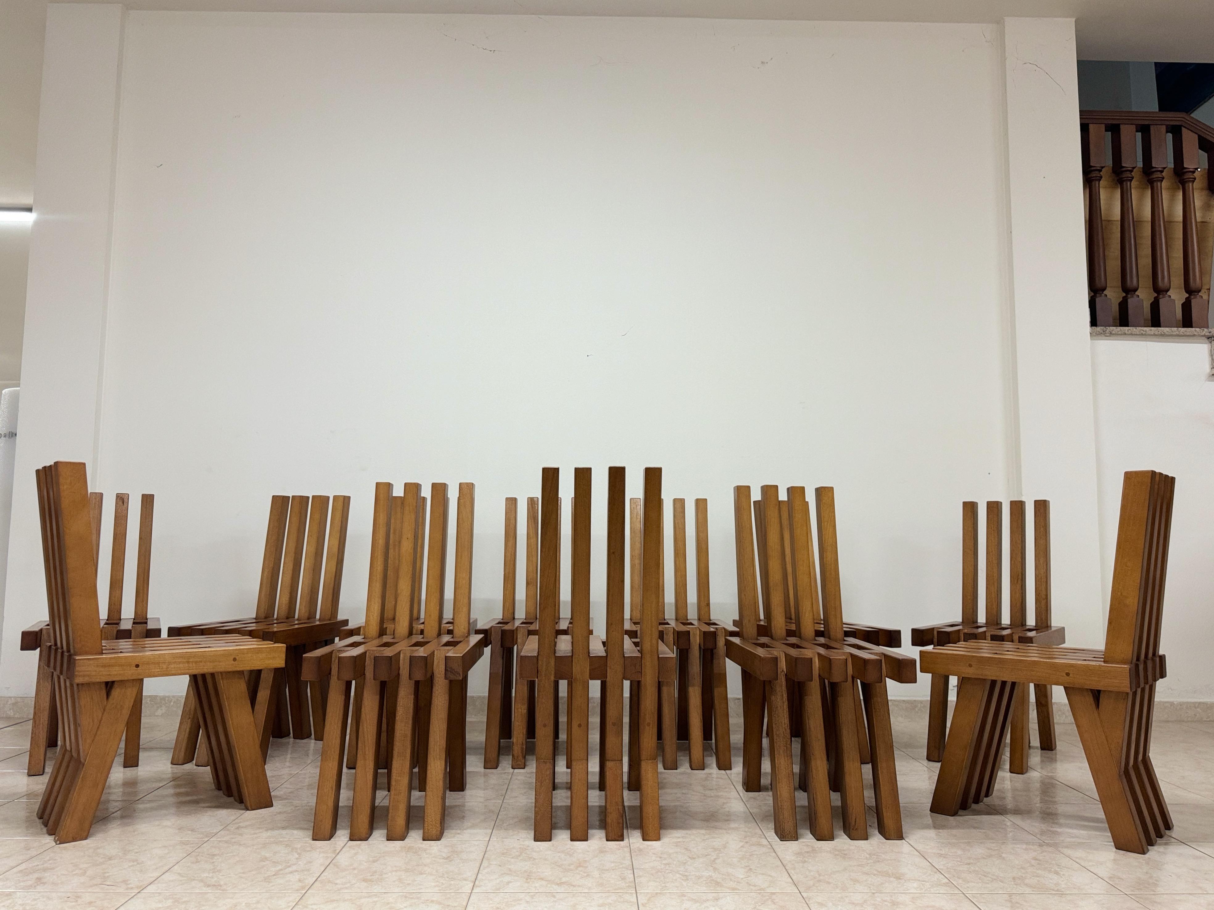 Set di dodici sedie da pranzo brutaliste in stile oltraggioso in vendita 11