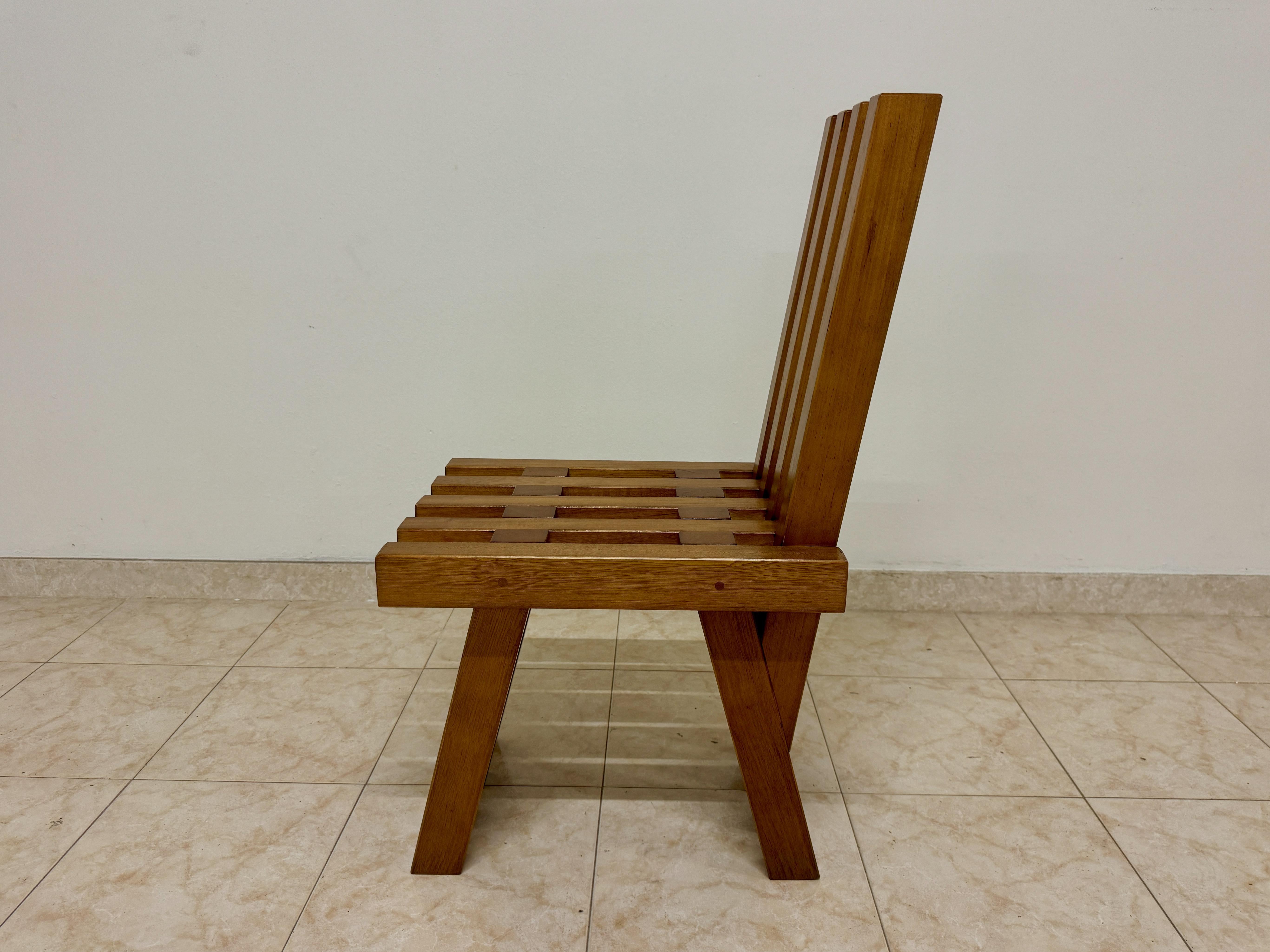 XX secolo Set di dodici sedie da pranzo brutaliste in stile oltraggioso in vendita