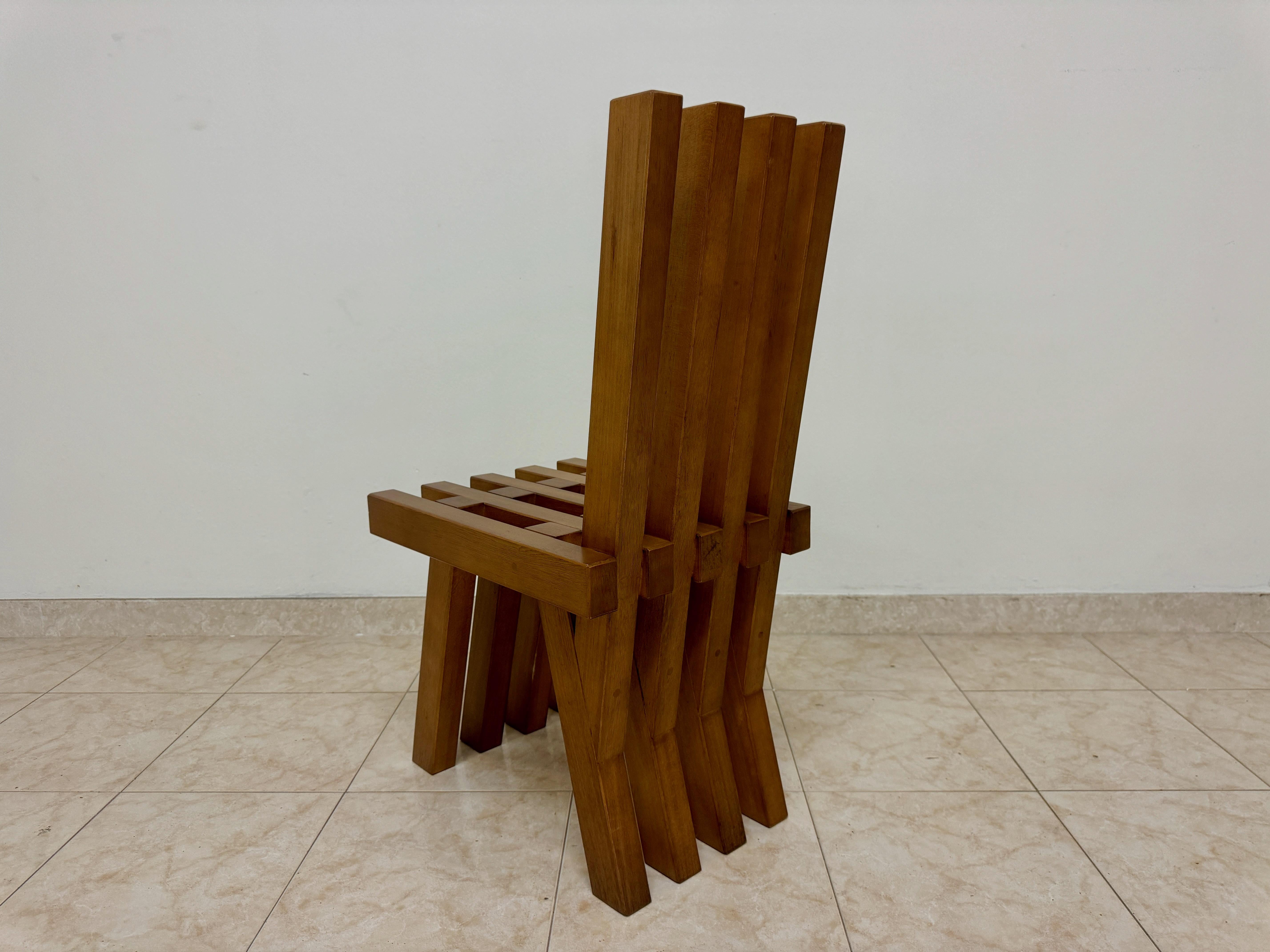 Legno Set di dodici sedie da pranzo brutaliste in stile oltraggioso in vendita