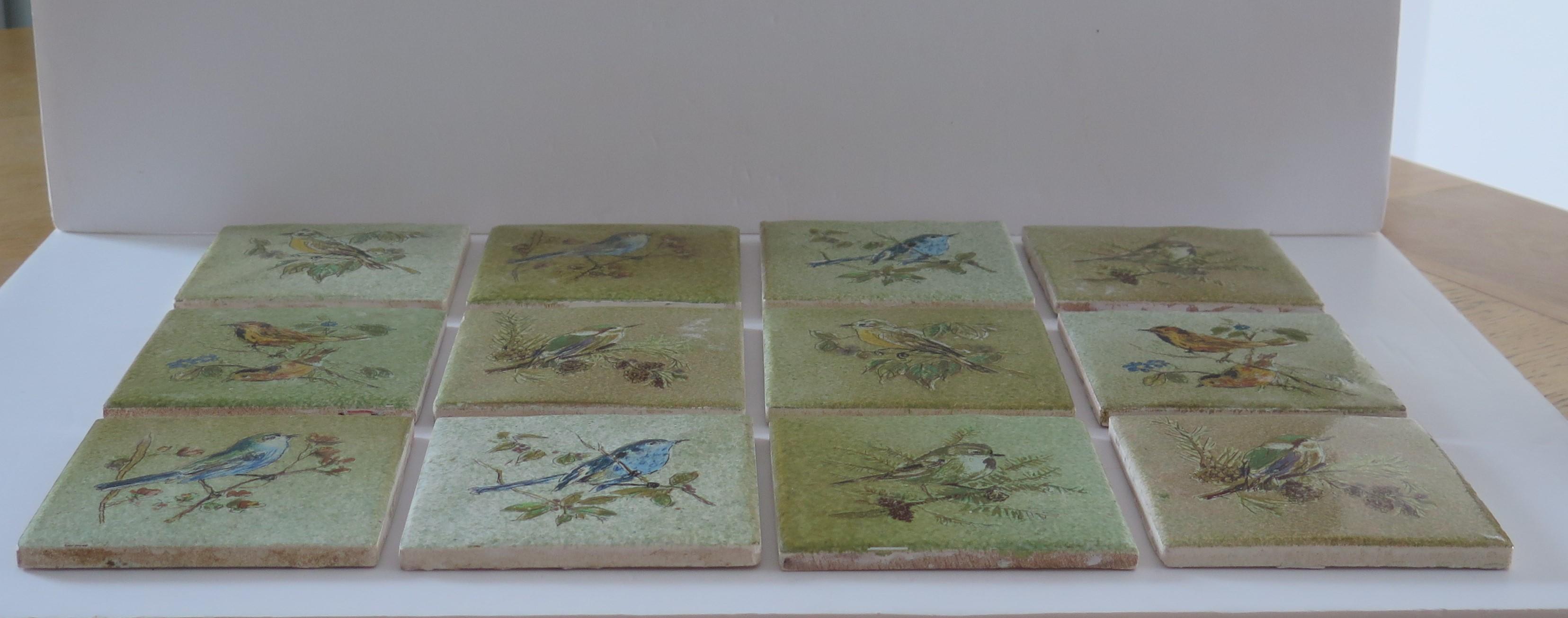 Set von TWELVE-Wandfliesen aus Keramik, quadratisch, hand emailliert, um 1930 (Volkskunst) im Angebot