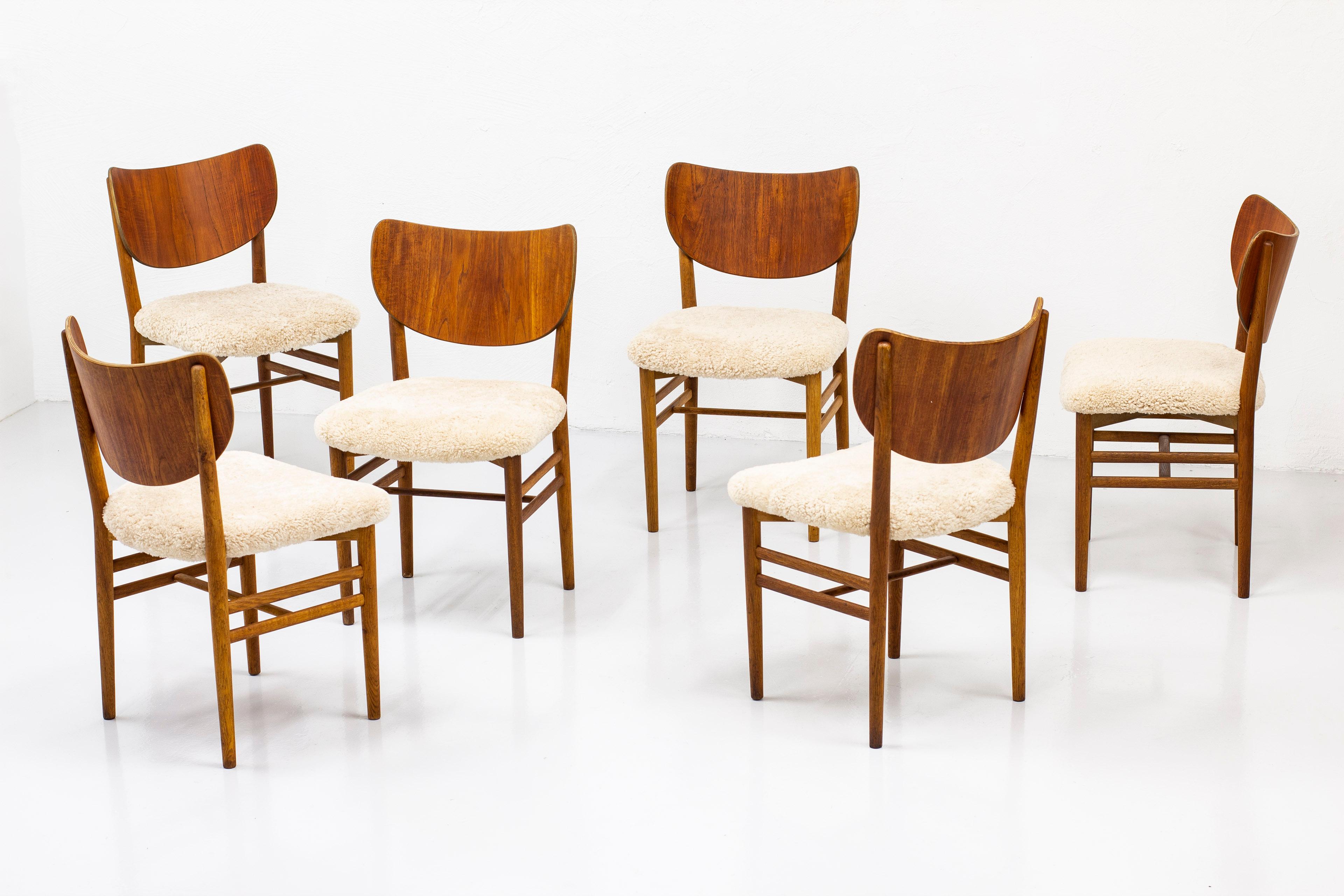 Set of Twelve Chairs in Teak and Oak with Sheepskin by Nils & Eva Koppel In Good Condition In Hägersten, SE