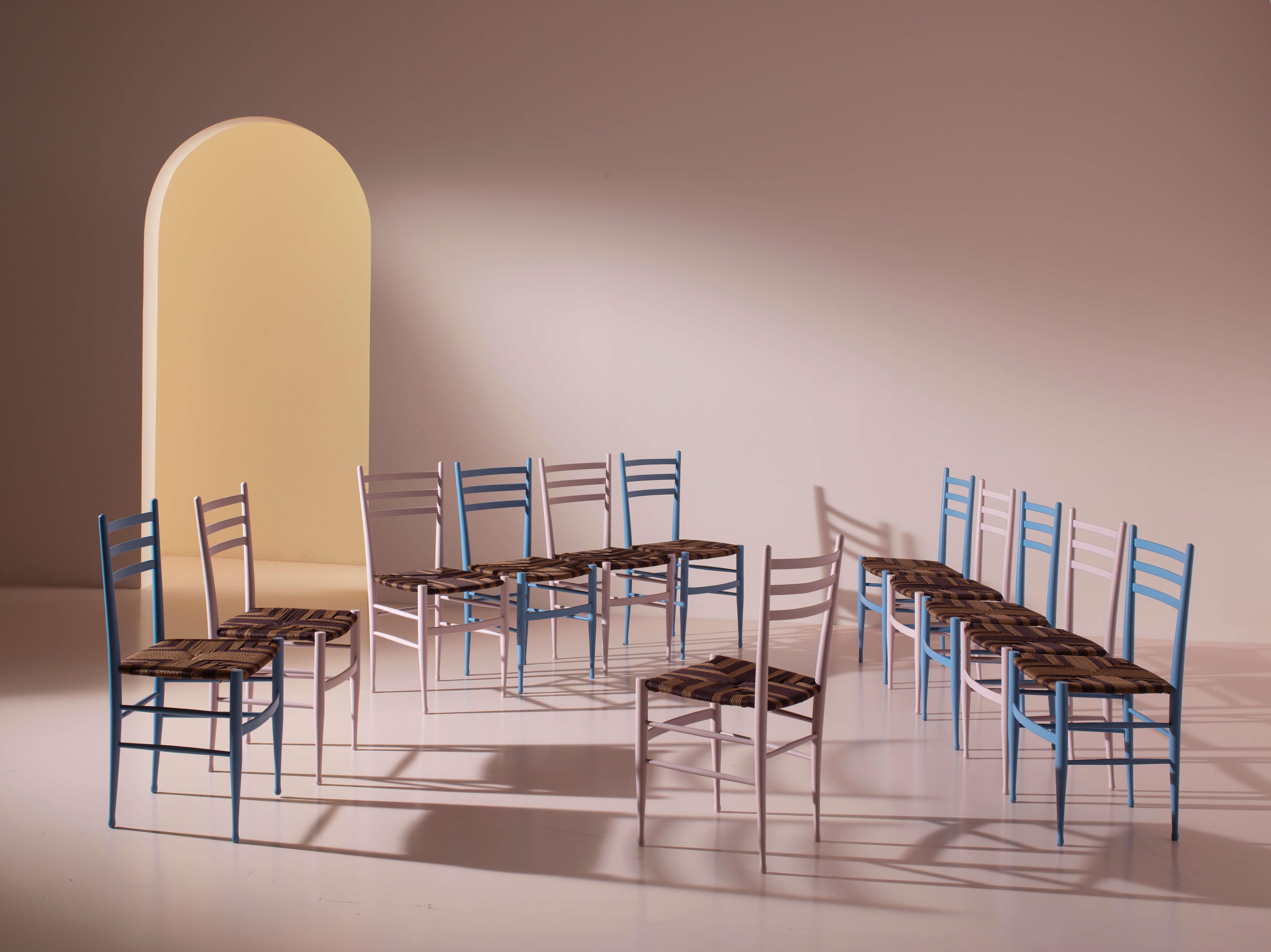 Ensemble de douze chaises Chiavari en bois de hêtre laqué avec une assise en corde tressée bicolore, modèle 