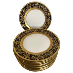 Set von zwölf kobaltfarbenen Limoges-Esstellern mit erhabenem, vergoldetem Rand