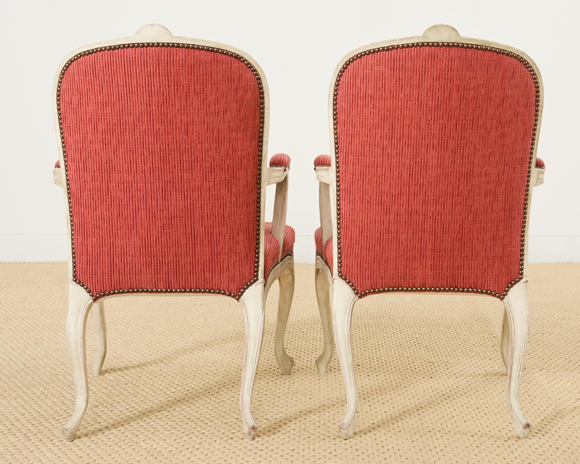 Set di dodici sedie da pranzo dipinte in stile provinciale francese in vendita 7