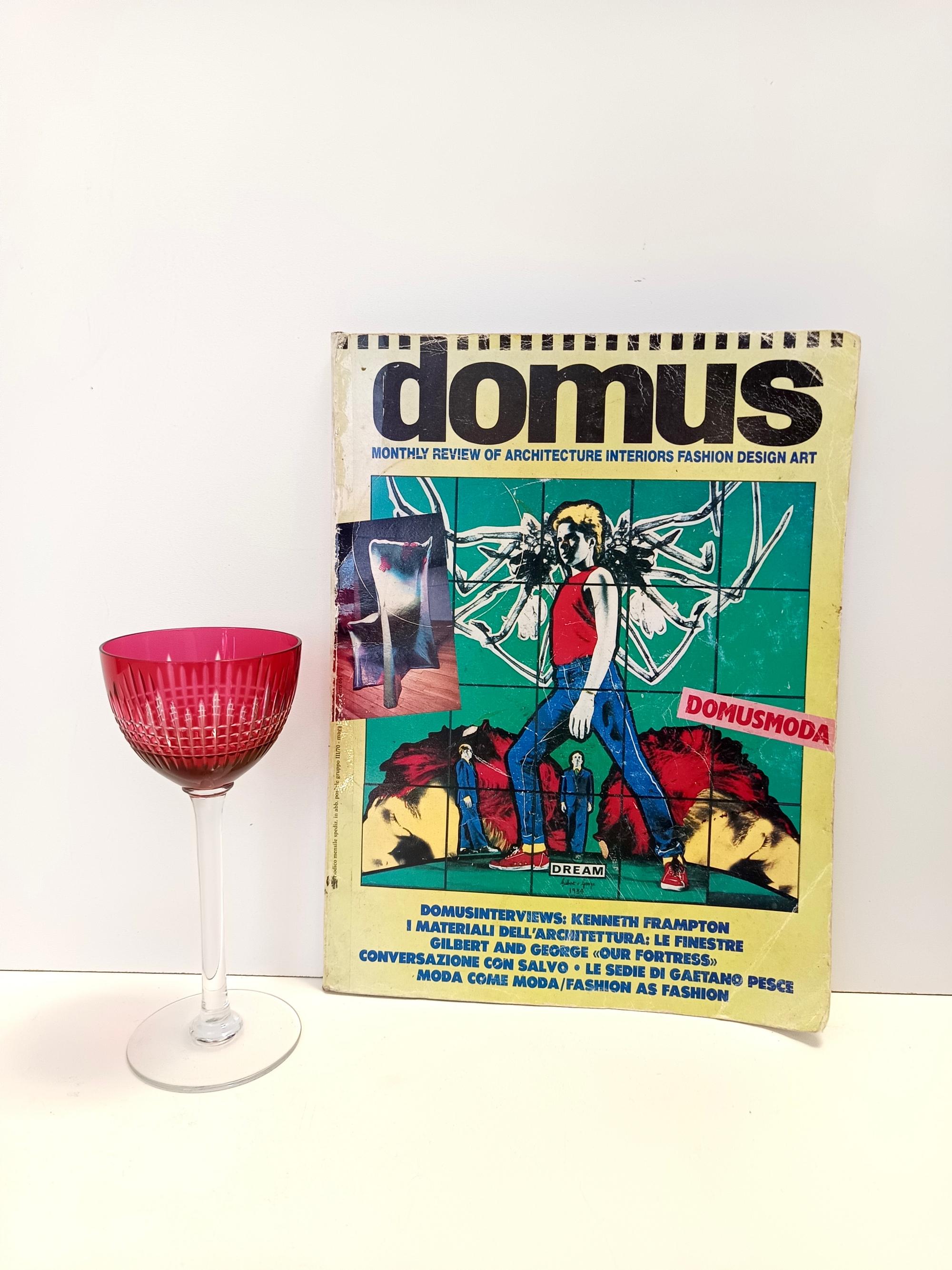 Fabricado en Francia, años 60. 
Este juego de doce vasos está fabricado en fino cristal carmesí.
Son atribuibles a la empresa Val Saint Lambert por su forma y método artesanal. 
Hay variaciones de pocos milímetros entre las gafas que se deben a su