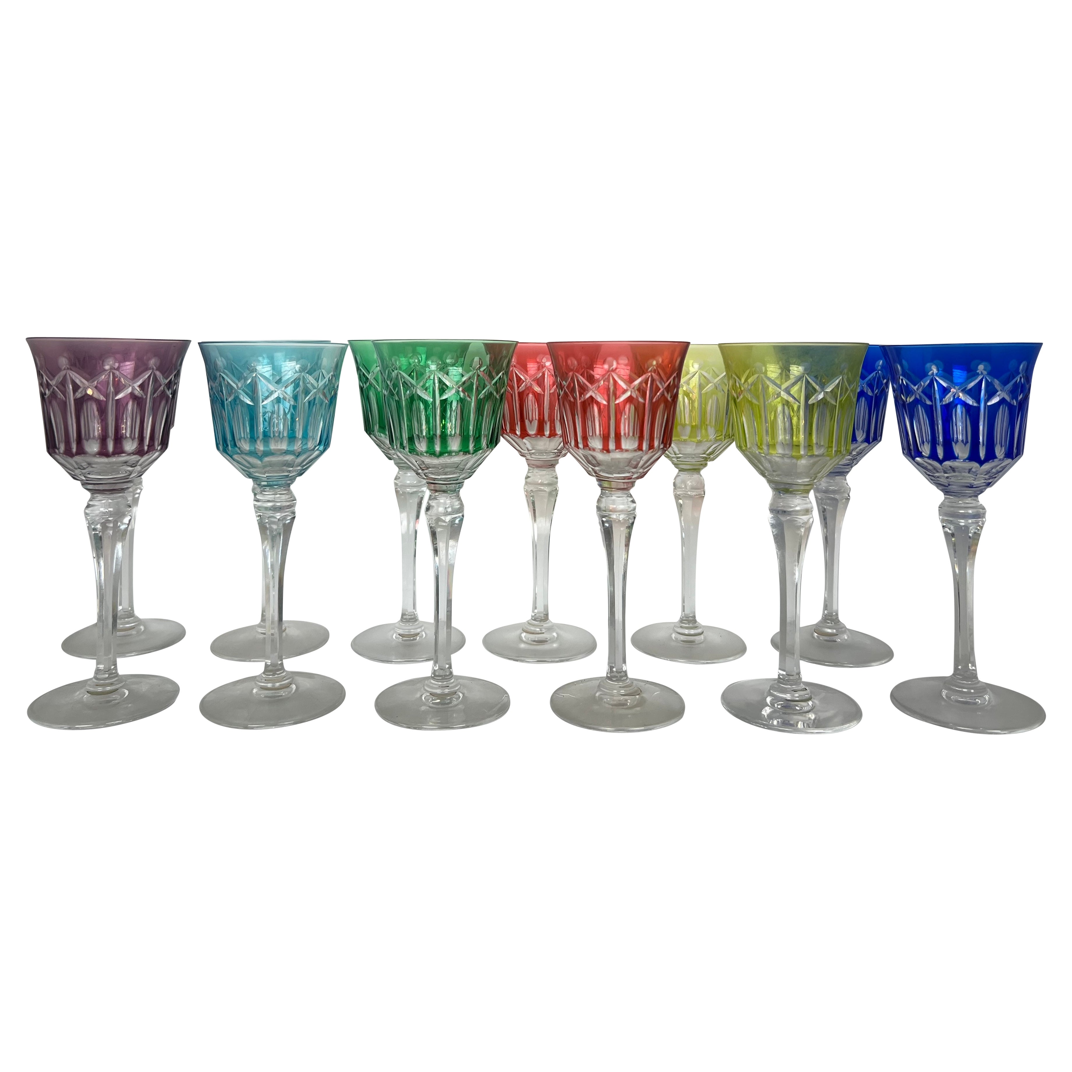 Ensemble de douze verres en cristal teintés de différentes couleurs et taillés avec des étoiles