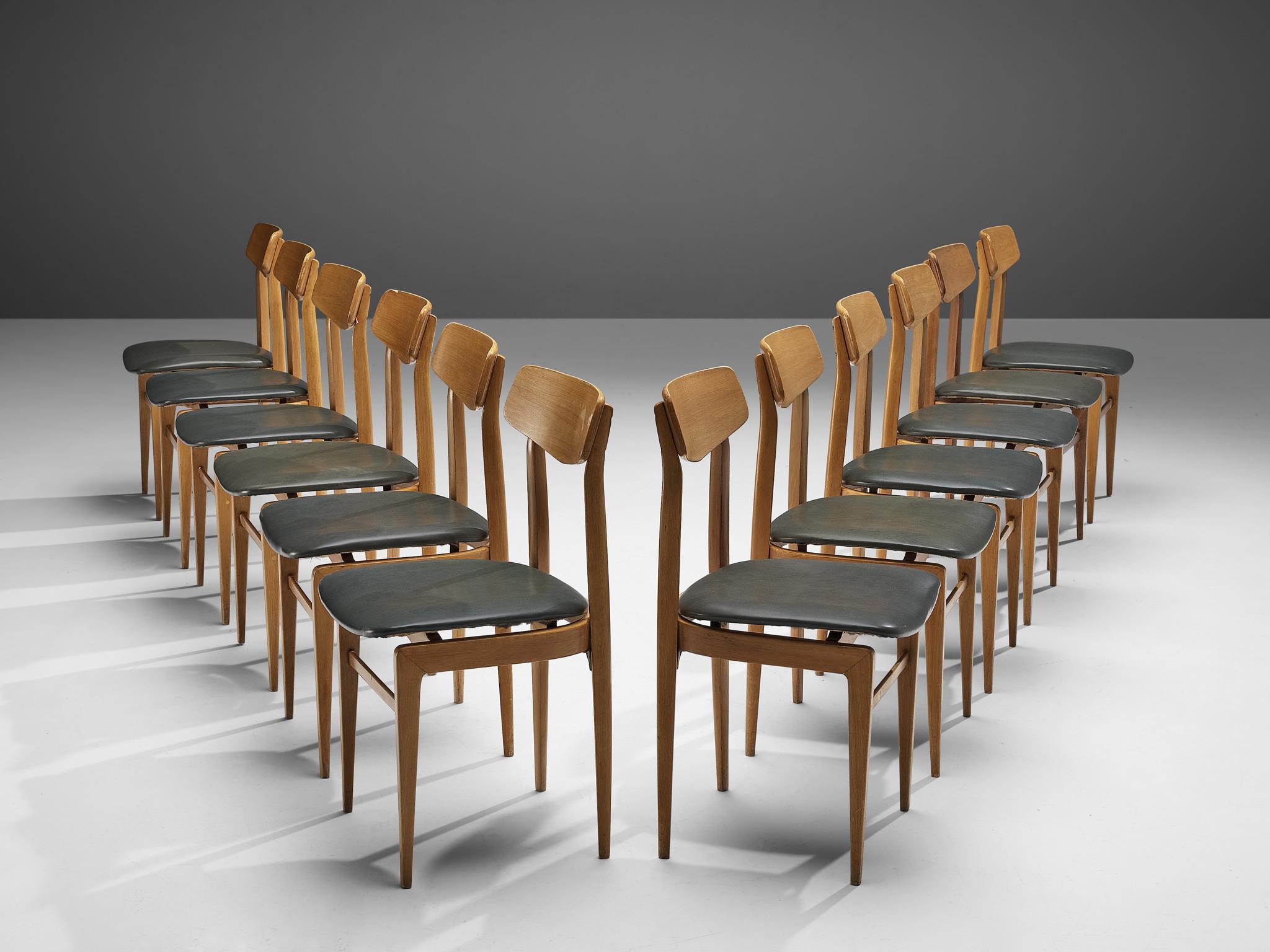 Satz von zwölf Stühlen, gebeiztes Holz, Kunstleder, Dänemark, 1960er Jahre 

Äußerst elegante Stühle, die an einem Ess- oder Konferenztisch eine gute Figur machen. Die scharf geformte Rückenlehne wird von zwei Säulenbeinen getragen, die sich in