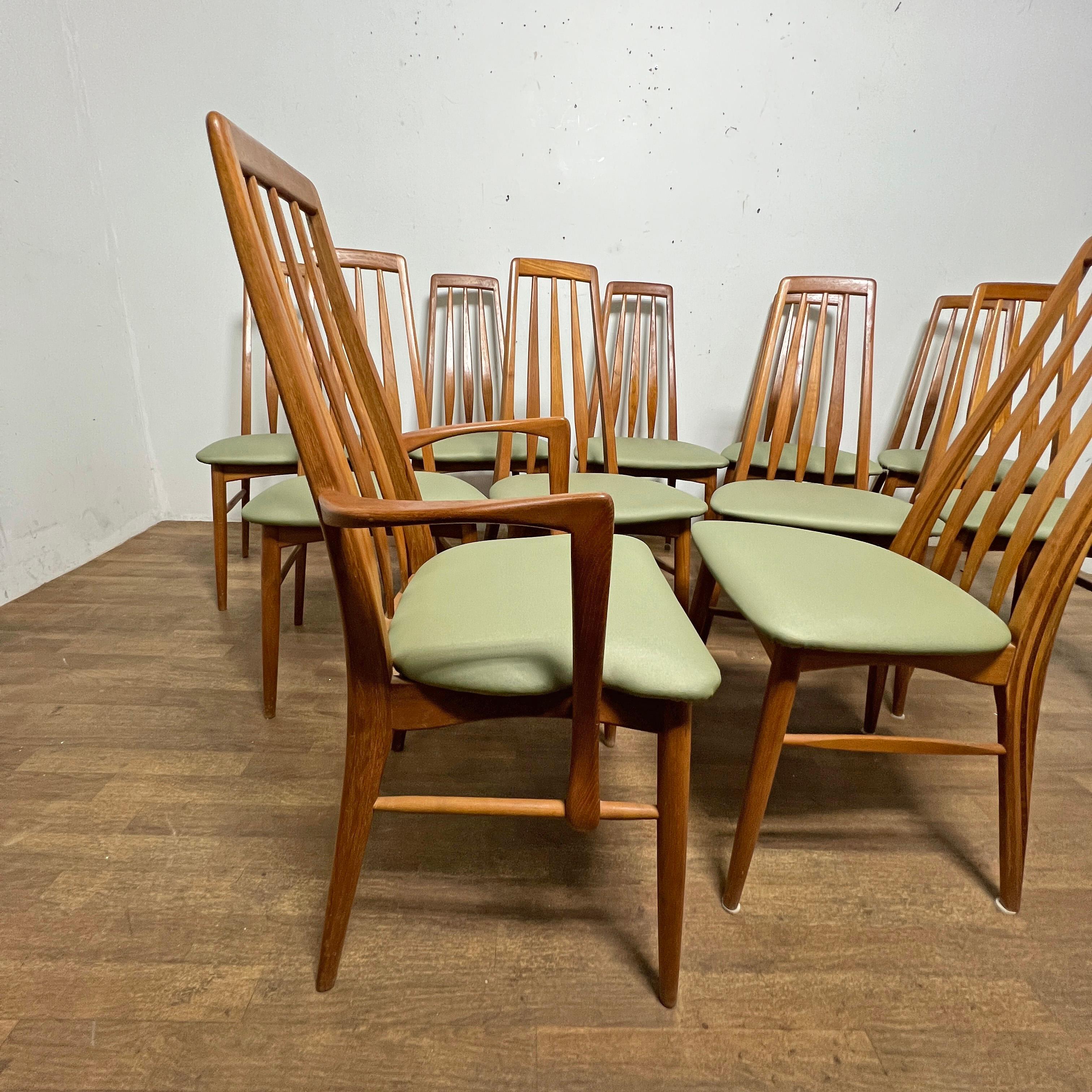 Set di dodici sedie da pranzo in teak con schienale alto, il modello noto come 