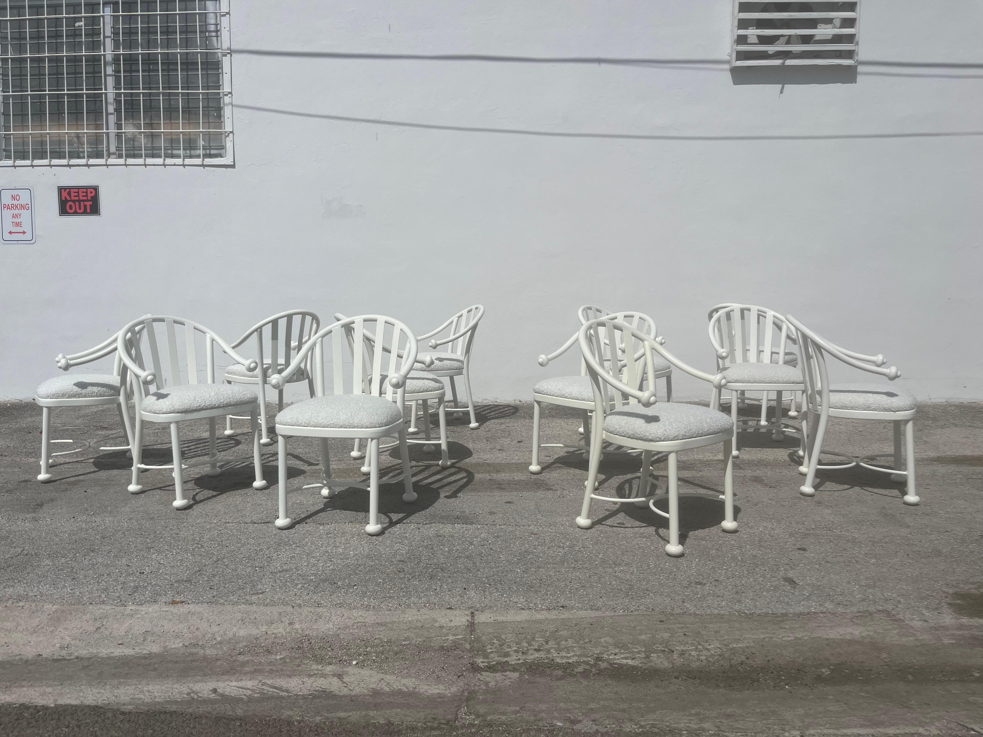 Set di dodici sedie da pranzo di design, seta crema, Kravet Boucle Beige in vendita 3