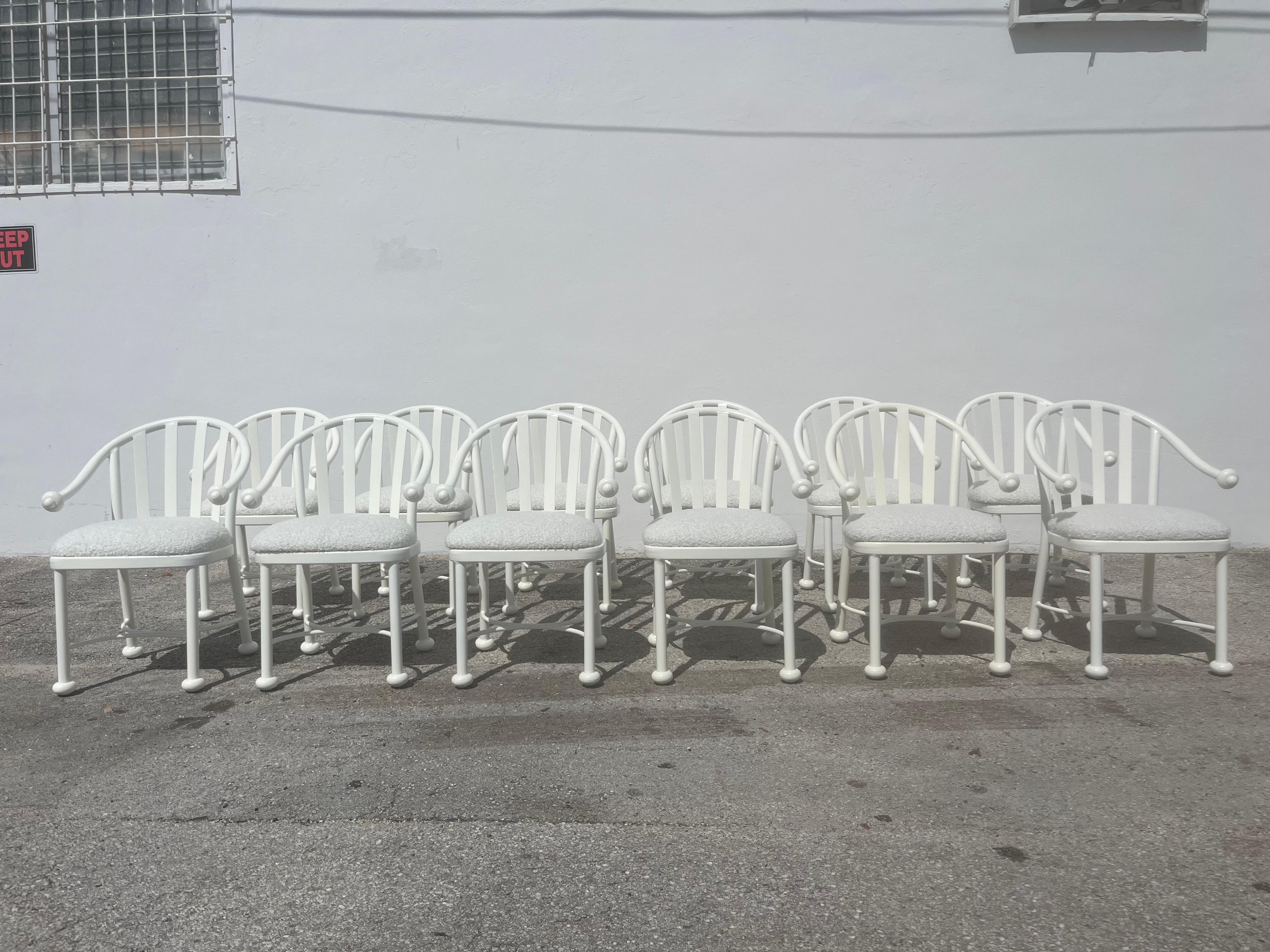 Set di dodici sedie da pranzo di design, seta crema, Kravet Boucle Beige in vendita 4