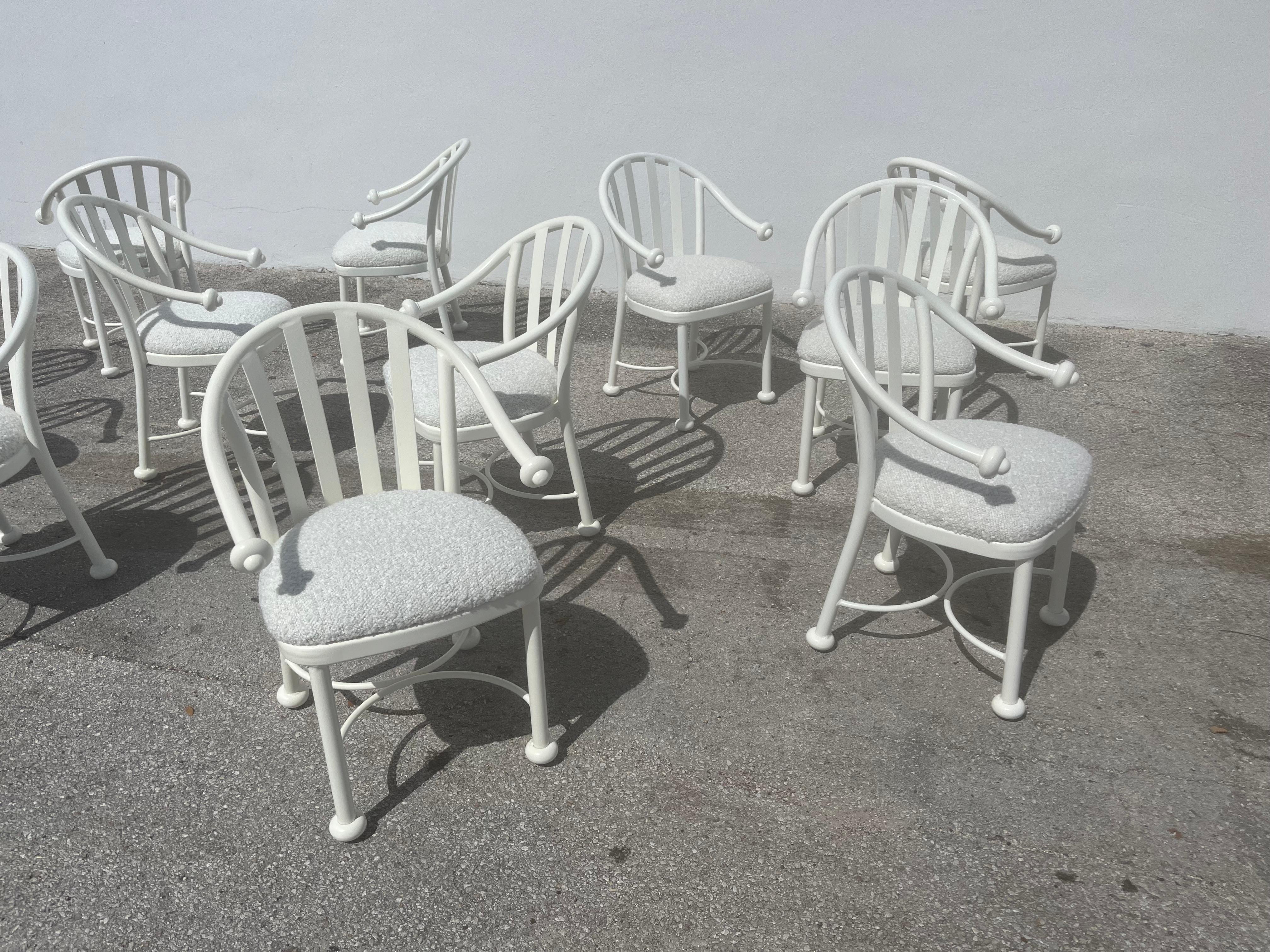 Set di dodici sedie da pranzo di design, seta crema, Kravet Boucle Beige in vendita 5