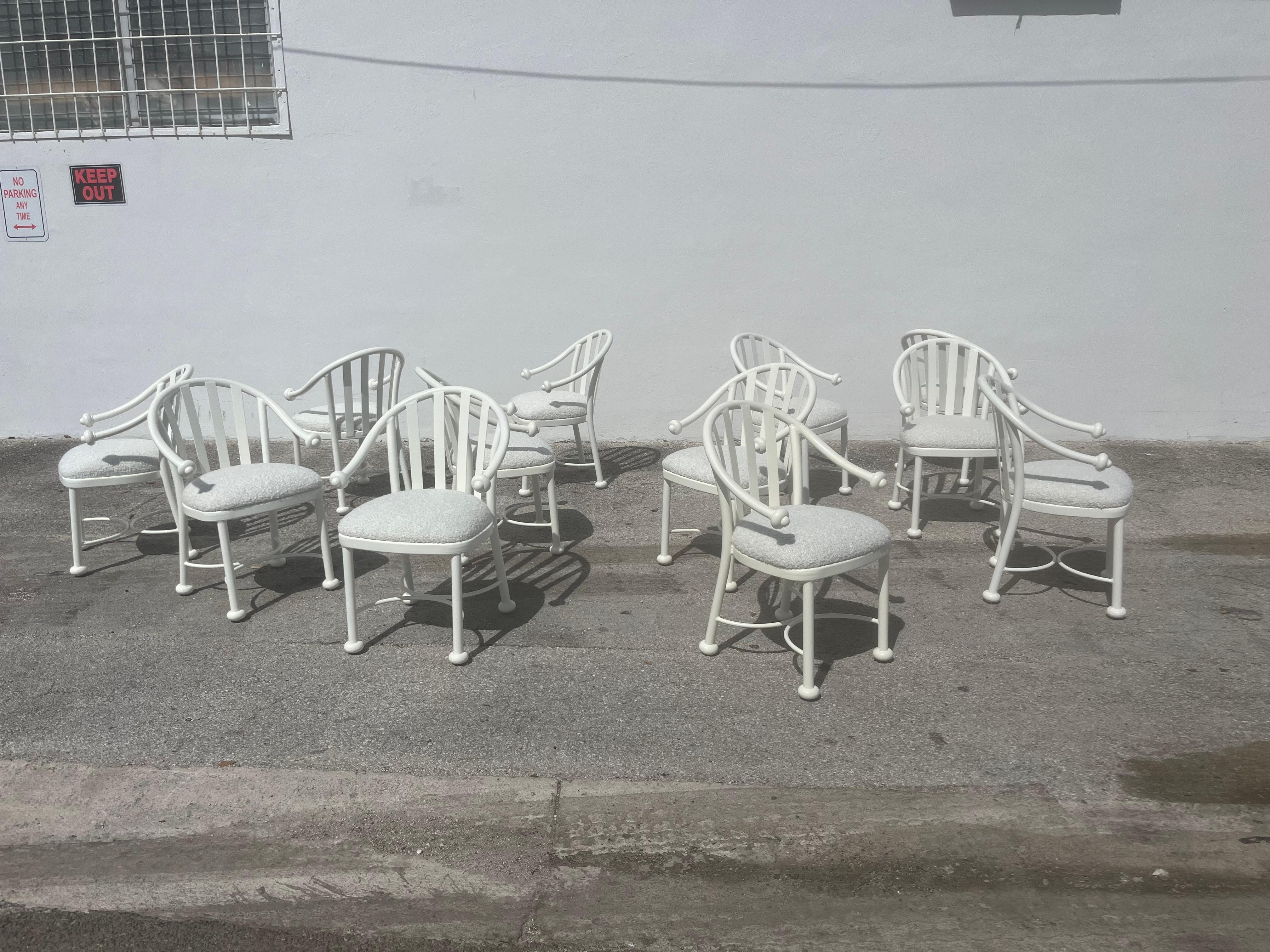 Set di dodici sedie da pranzo di design, seta crema, Kravet Boucle Beige in vendita 7