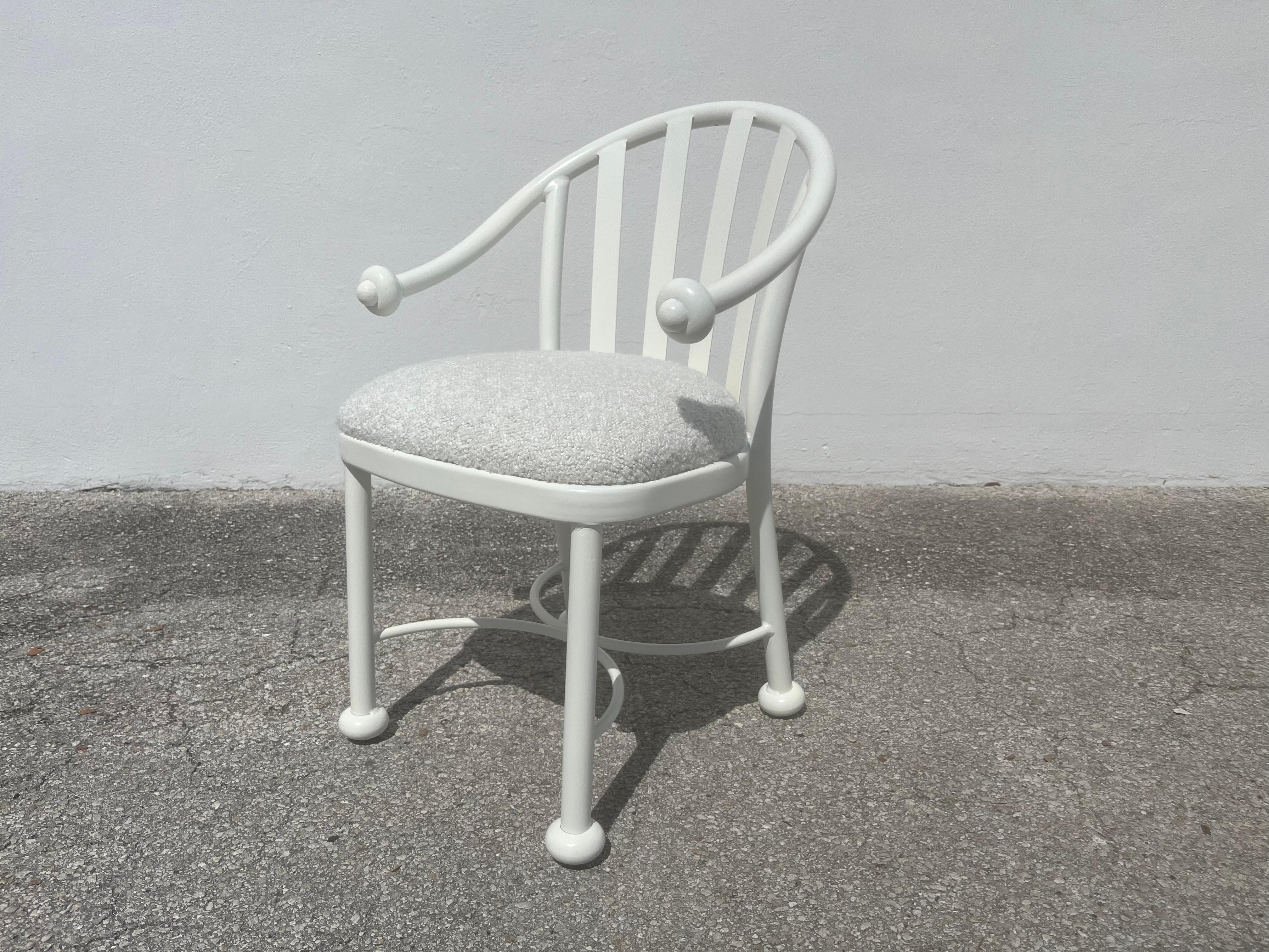 Set di dodici sedie da pranzo di design, seta crema, Kravet Boucle Beige in vendita 10