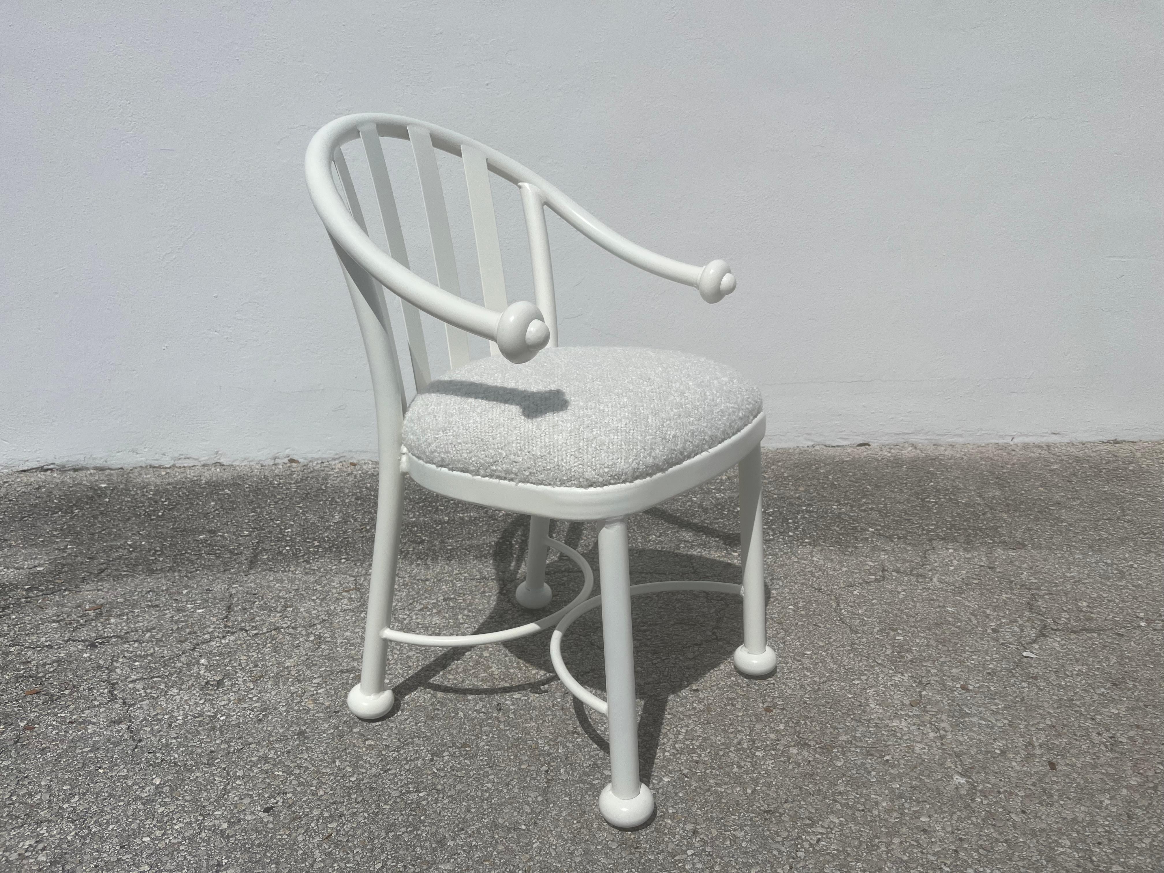 Set di dodici sedie da pranzo di design, seta crema, Kravet Boucle Beige in vendita 12