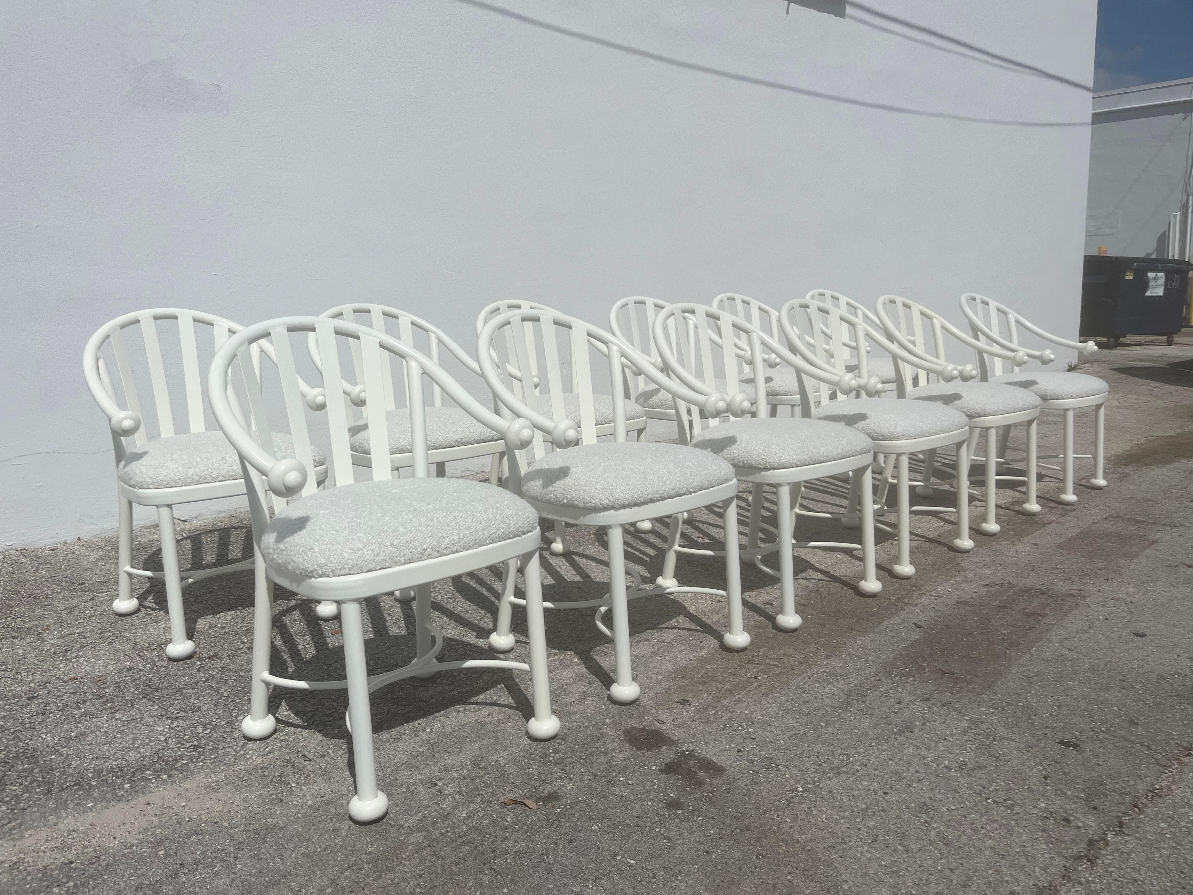 Set di dodici sedie da pranzo di design, la struttura in alluminio ha una finitura Cream Silk di A.A. Moore, la seduta è stata recuperata in un Kravet Boucle beige. Pronto per una nuova casa. L'altezza del braccio anteriore è di circa 24