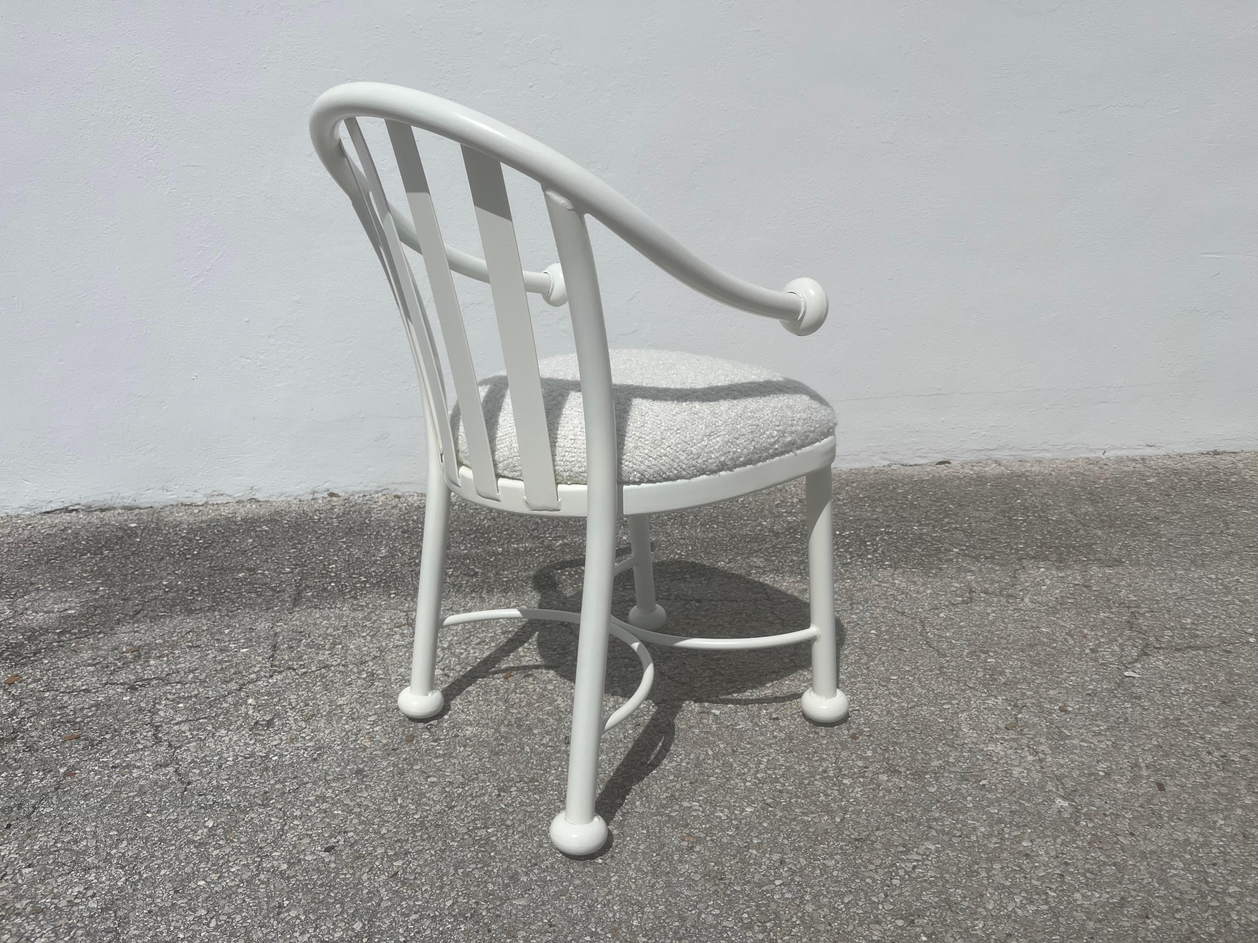 Set di dodici sedie da pranzo di design, seta crema, Kravet Boucle Beige in vendita 13