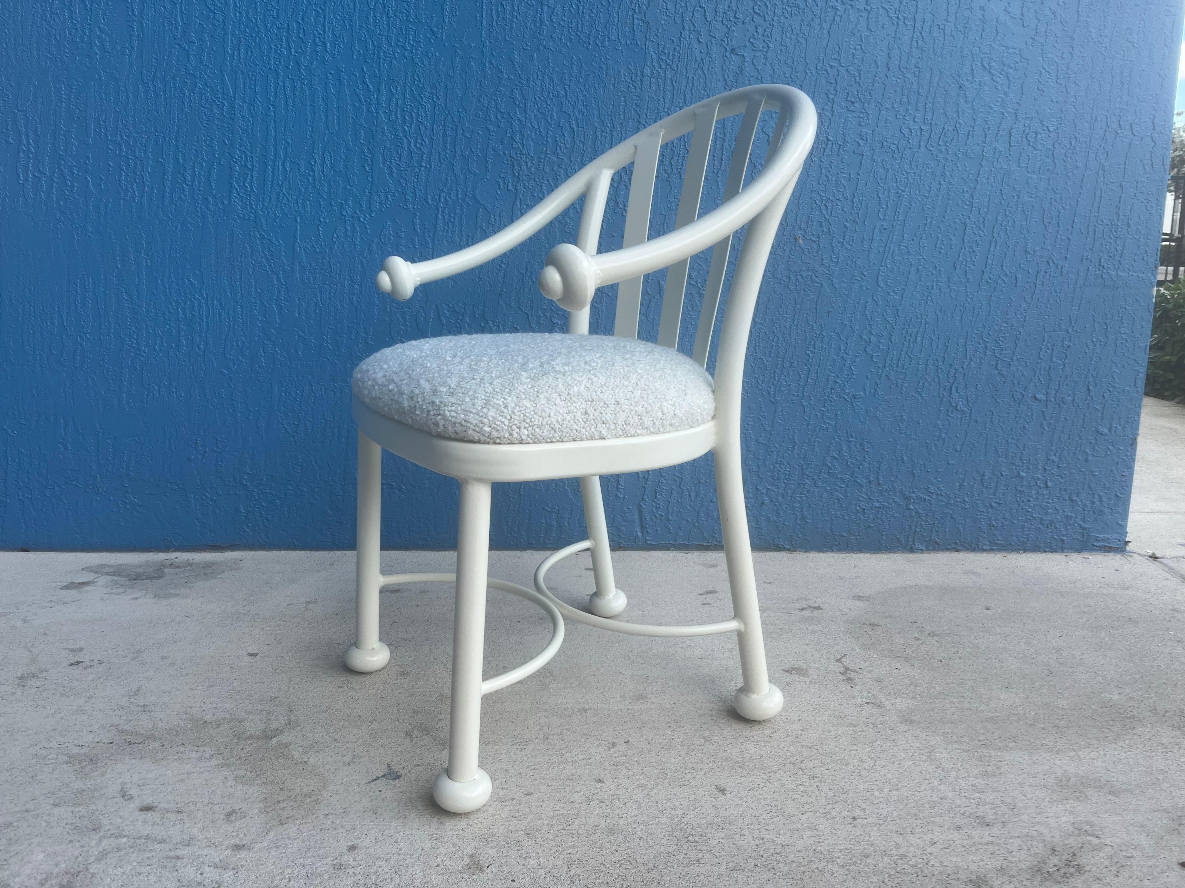 Set di dodici sedie da pranzo di design, seta crema, Kravet Boucle Beige In condizioni buone in vendita a Miami, FL