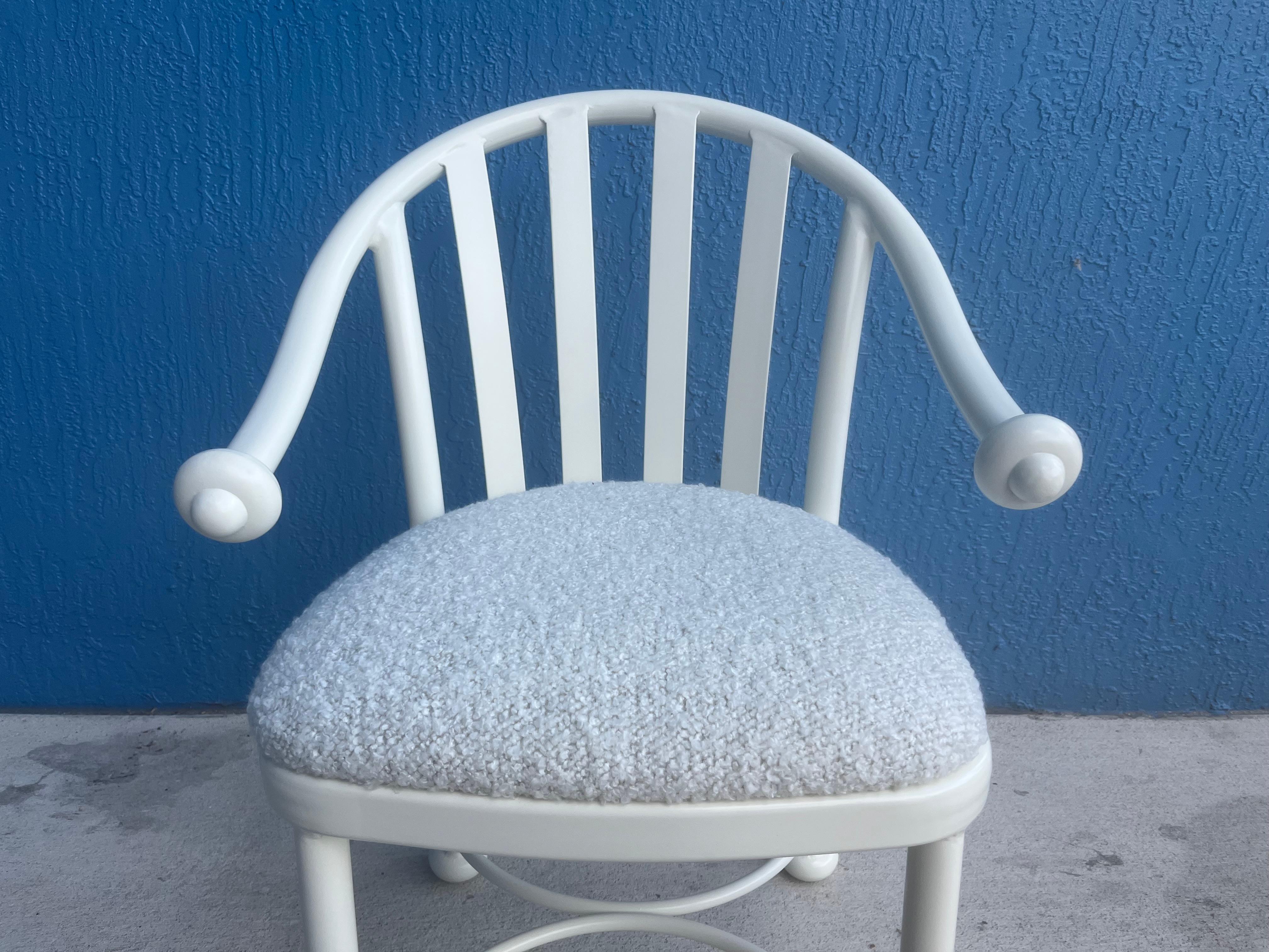 Set di dodici sedie da pranzo di design, seta crema, Kravet Boucle Beige in vendita 1