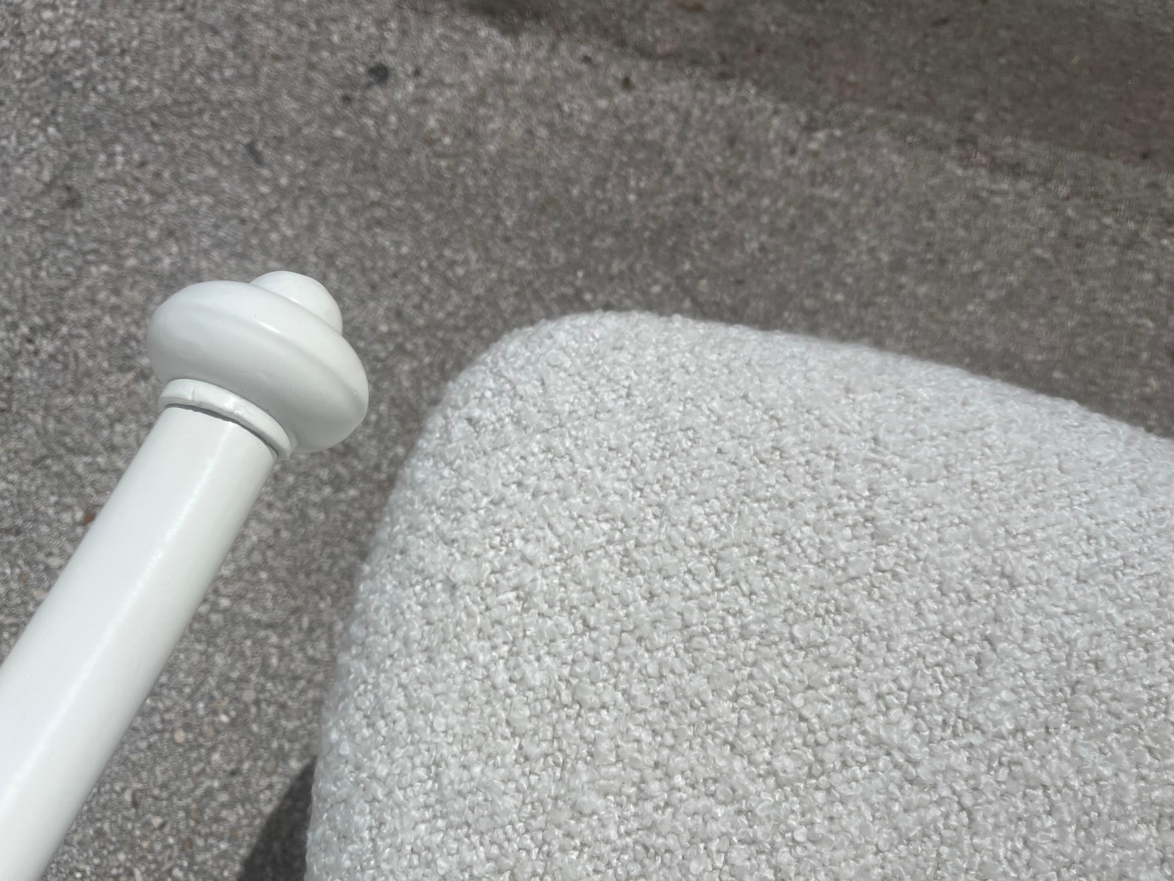 Set di dodici sedie da pranzo di design, seta crema, Kravet Boucle Beige in vendita 2