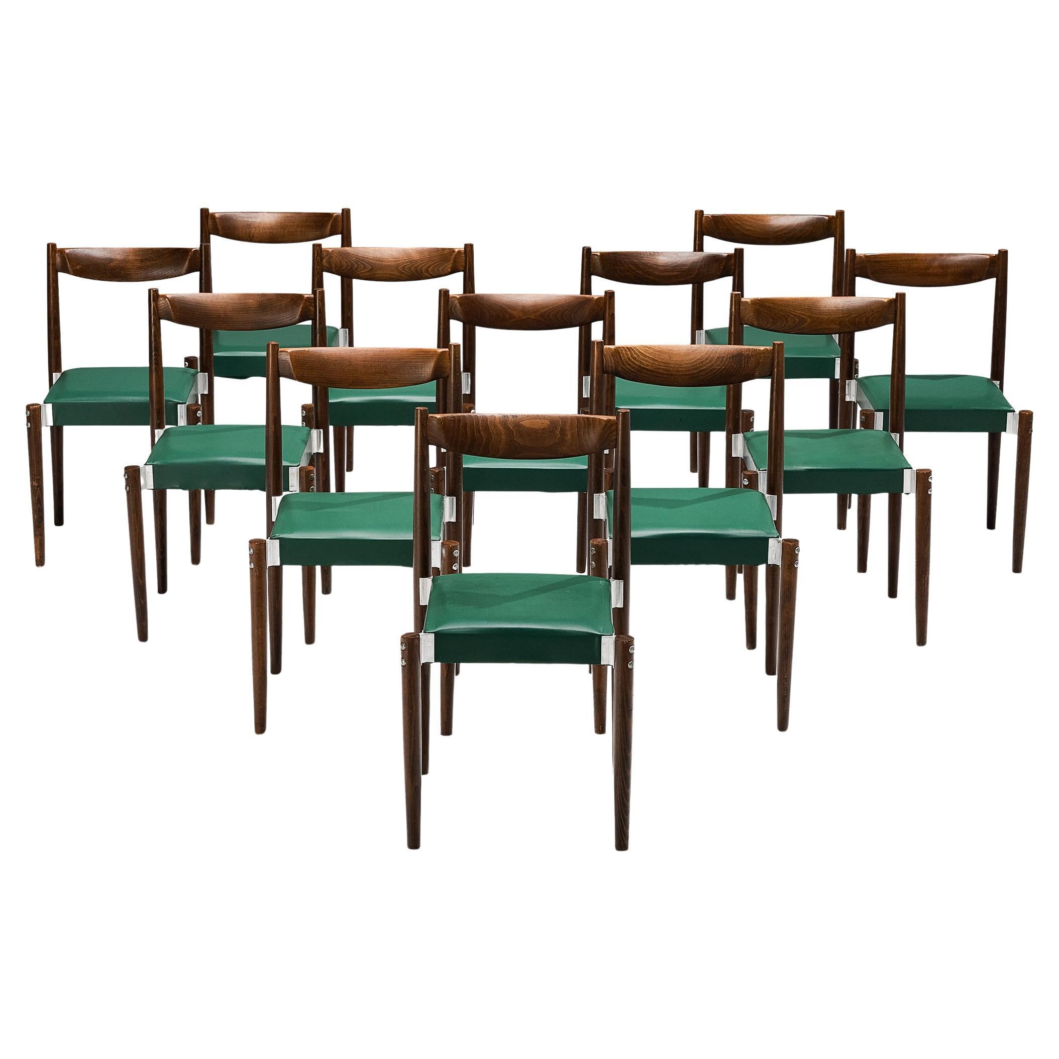 Satz von zwölf Esszimmerstühlen aus grünem Leder und gebeiztem Holz 
