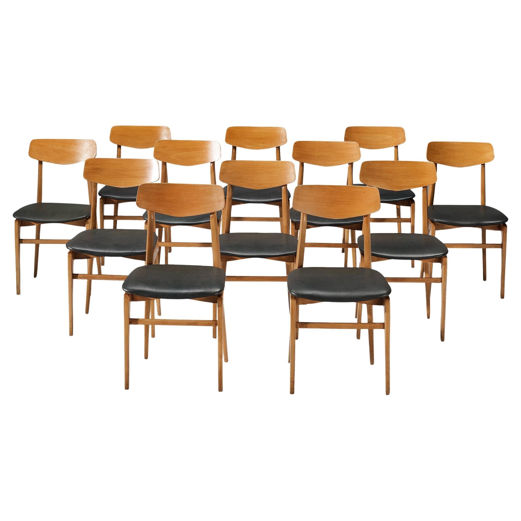 Satz von zwölf Esszimmerstühlen aus lackiertem Holz und dunkelgrauem Leder 