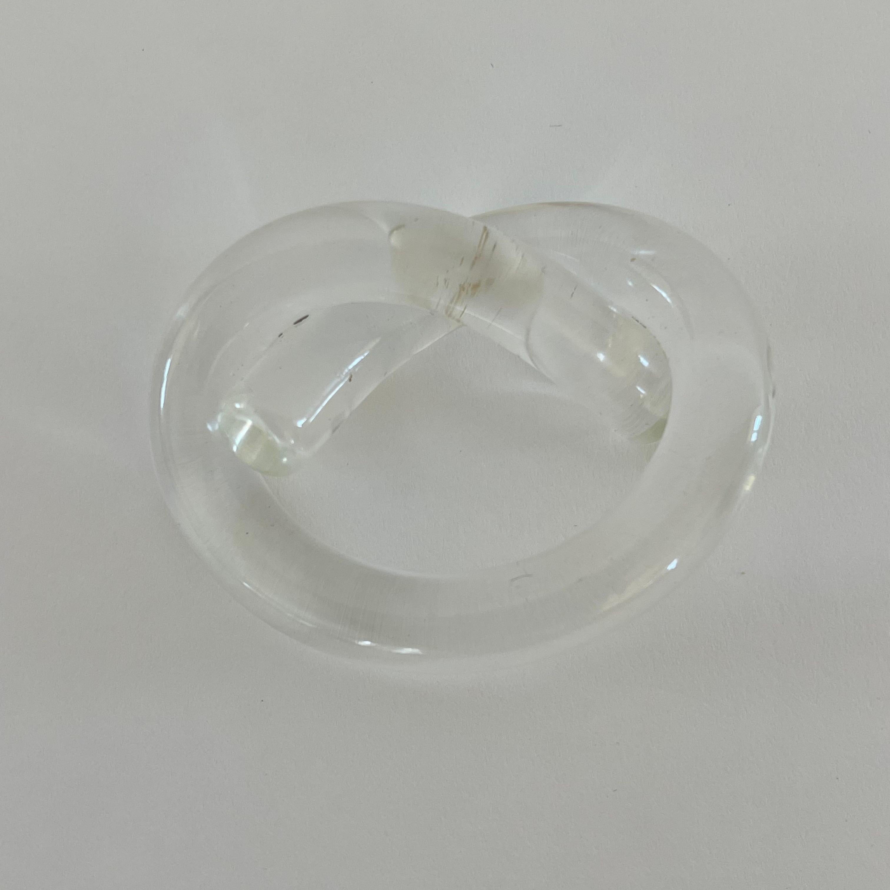 Ensemble de 12 porte-serviettes en forme de bretzel en acrylique clair tubulaire cintré, par Dorothy Thorpe, USA, années 1970