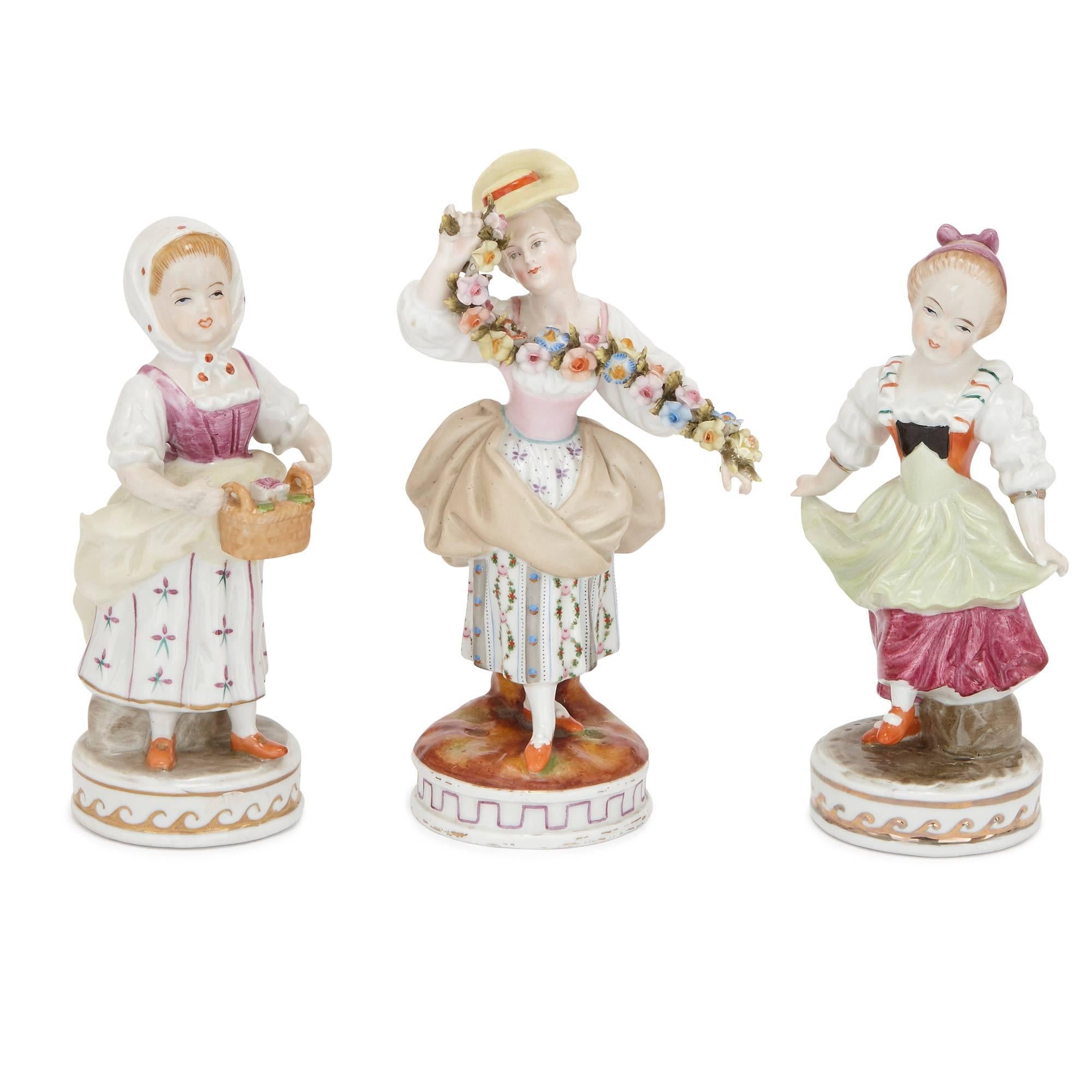 Satz von 12 Dresden Porcelain Figuren und Gruppen (Handbemalt) im Angebot