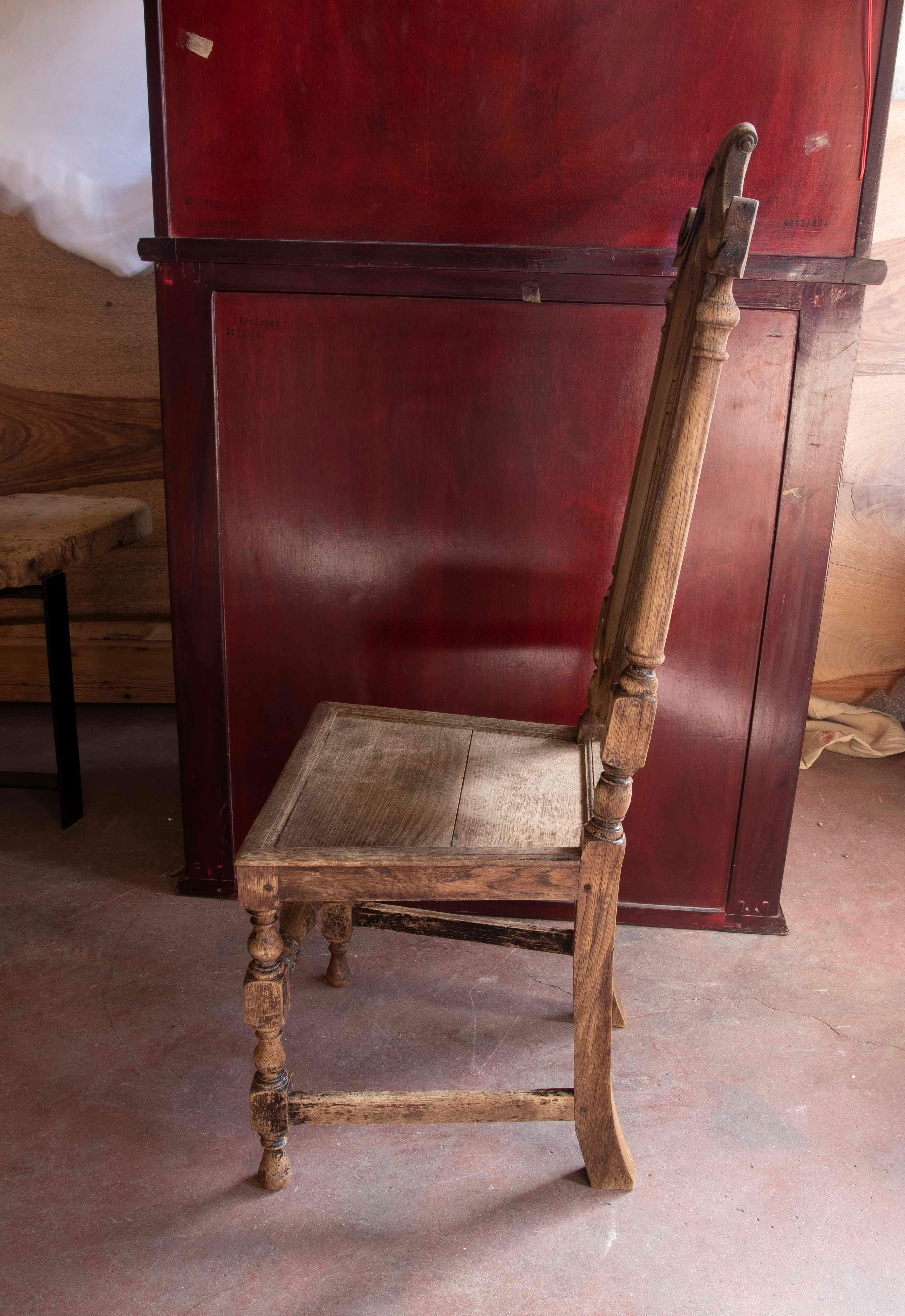 Satz von zwölf eleganten Holz-Esszimmerstühlen mit Rückenlehne im Zustand „Gut“ in Marbella, ES