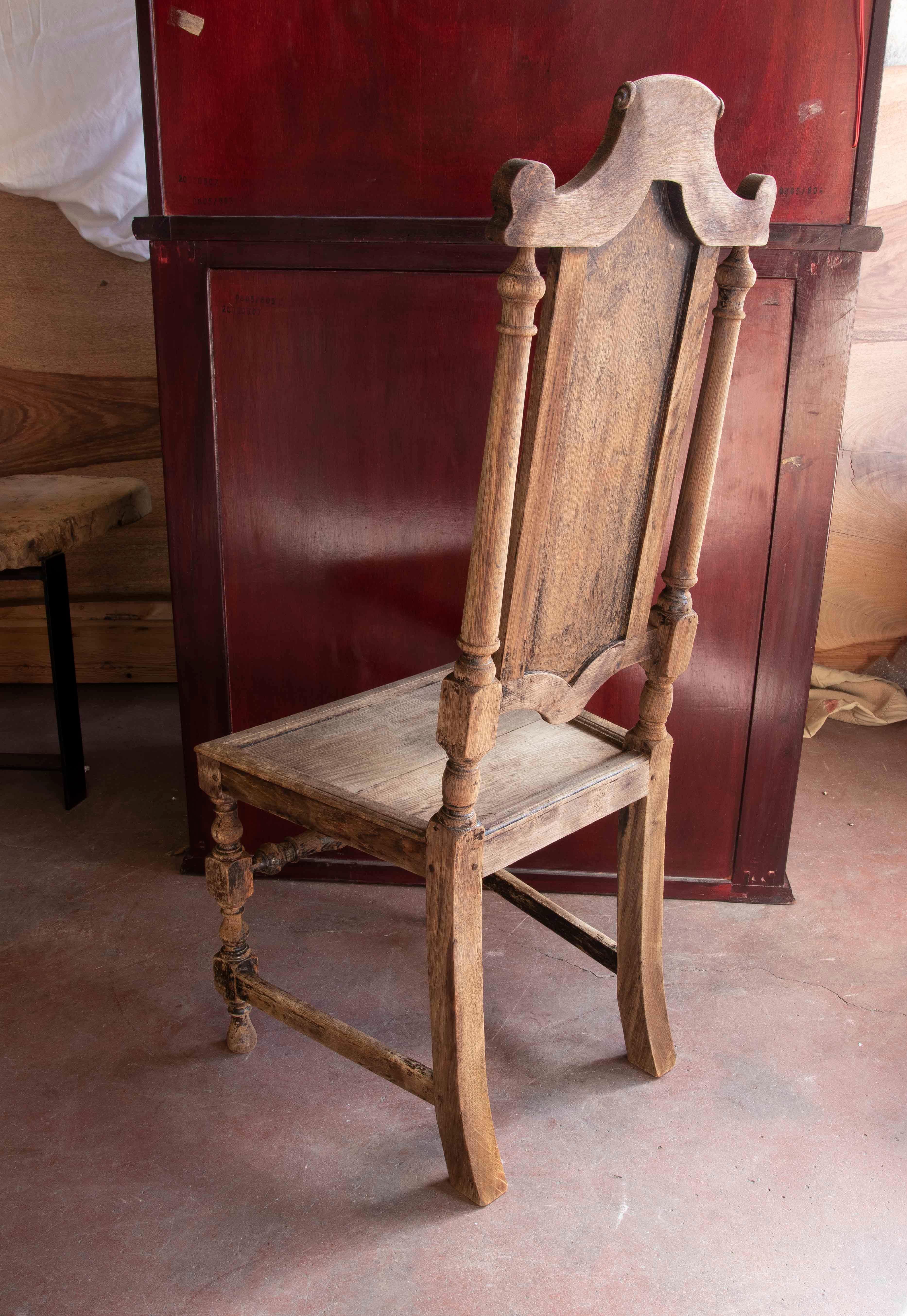Satz von zwölf eleganten Holz-Esszimmerstühlen mit Rückenlehne (20. Jahrhundert)