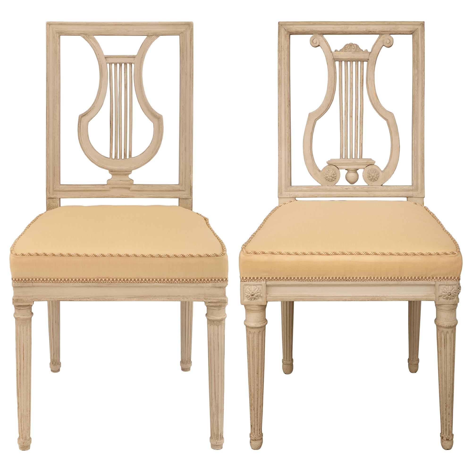 Français Ensemble de douze chaises de salle à manger françaises d'époque Louis XVI du XVIIIe siècle en vente