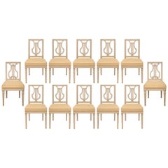 Ensemble de douze chaises de salle à manger françaises d'époque Louis XVI du XVIIIe siècle