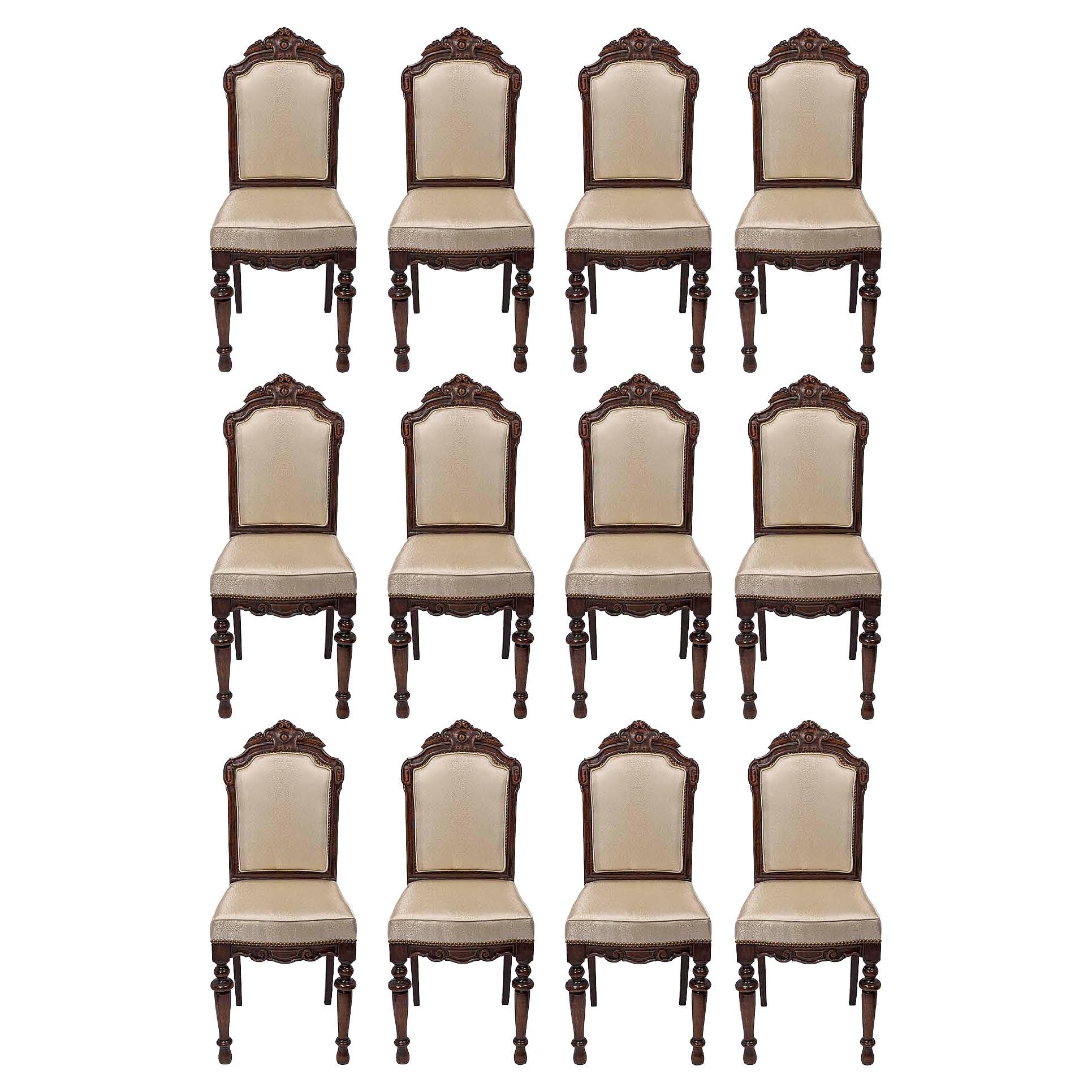 Ensemble de douze chaises de salle à manger françaises du 19ème siècle en noyer