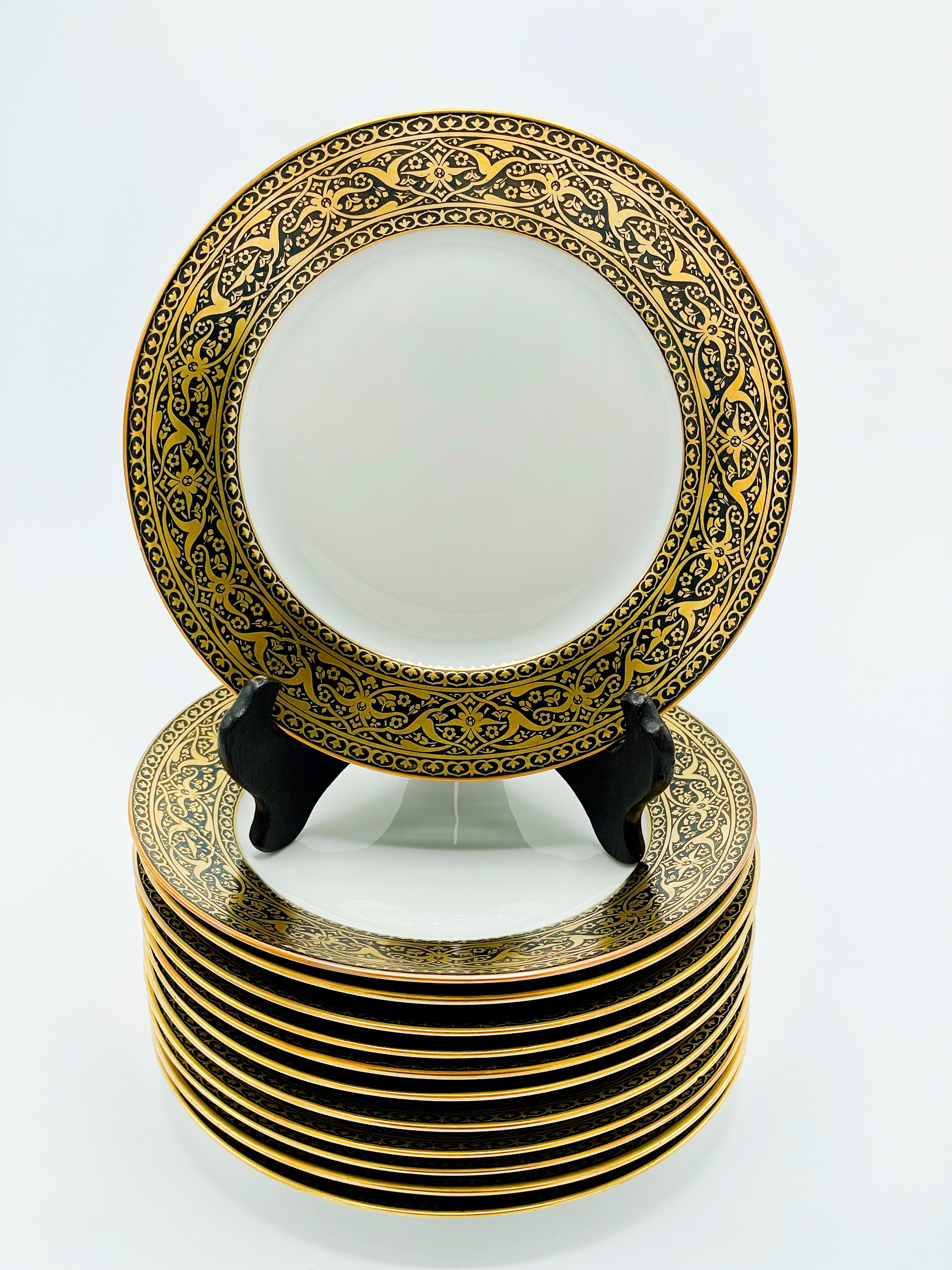 Un ensemble de douze assiettes à dessert françaises en noir et or avec des bordures élaborées. 
La porcelaine blanche avec une bordure exotique de style persan est marquée Limoges France Superieur. Taille : 18,5 centimètres de diamètre.