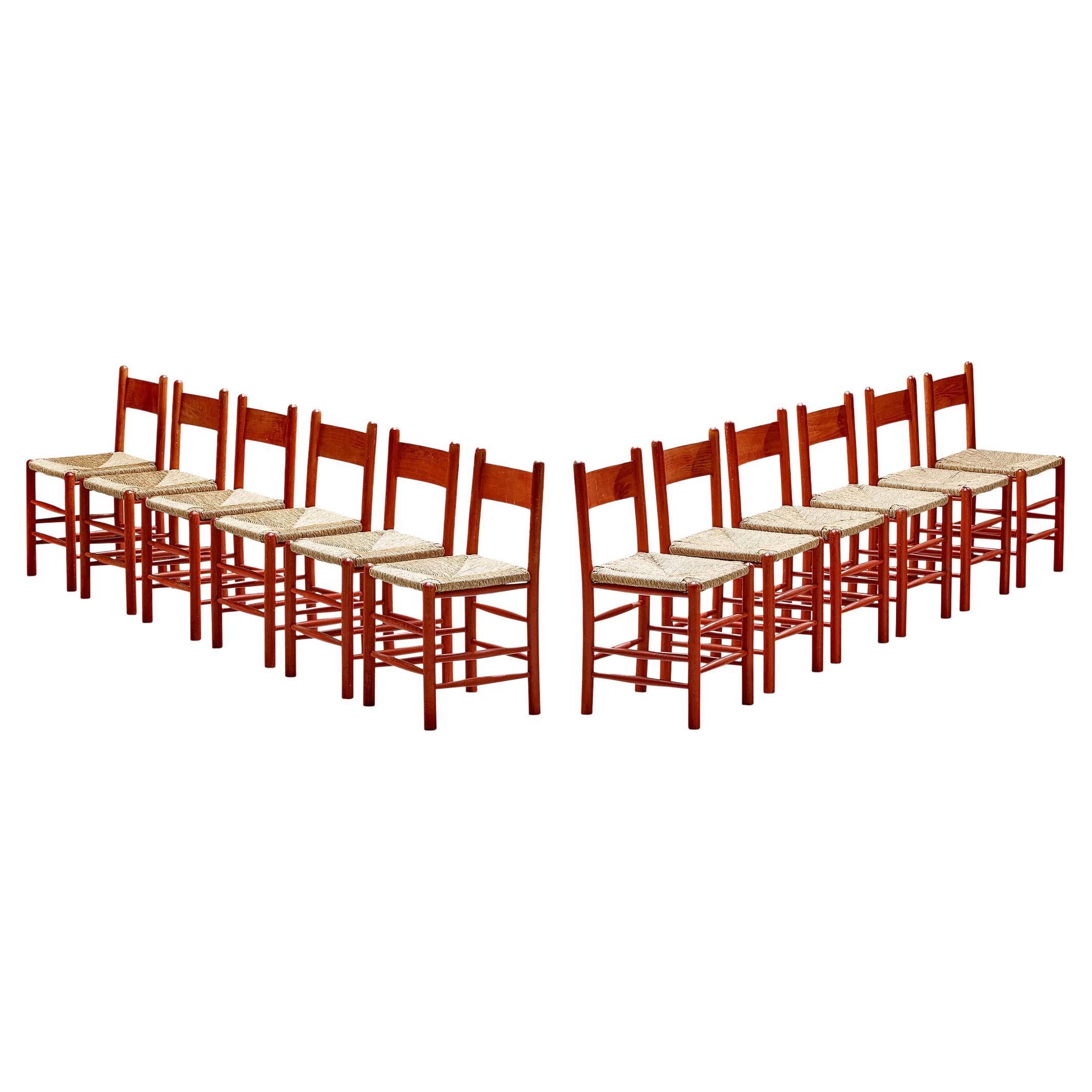 Satz von zwölf französischen Esszimmerstühlen mit rotem Holzrahmen und Strohsitzen