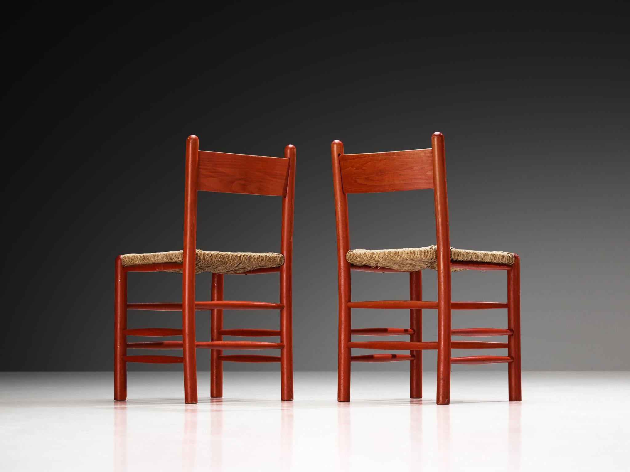 Set di dodici sedie da pranzo francesi con struttura in legno rosso e sedute in paglia in vendita 4
