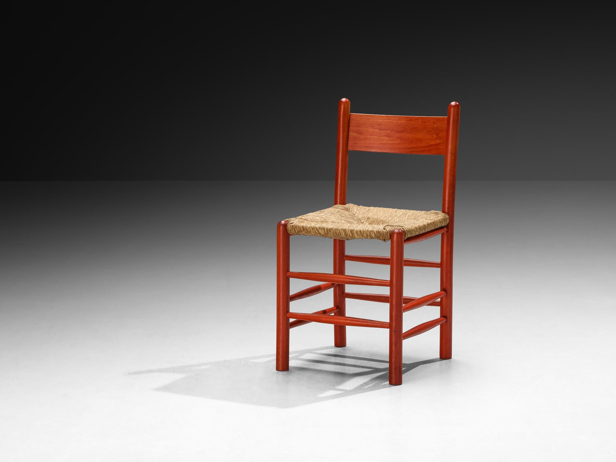Set di dodici sedie da pranzo francesi con struttura in legno rosso e sedute in paglia in vendita 5