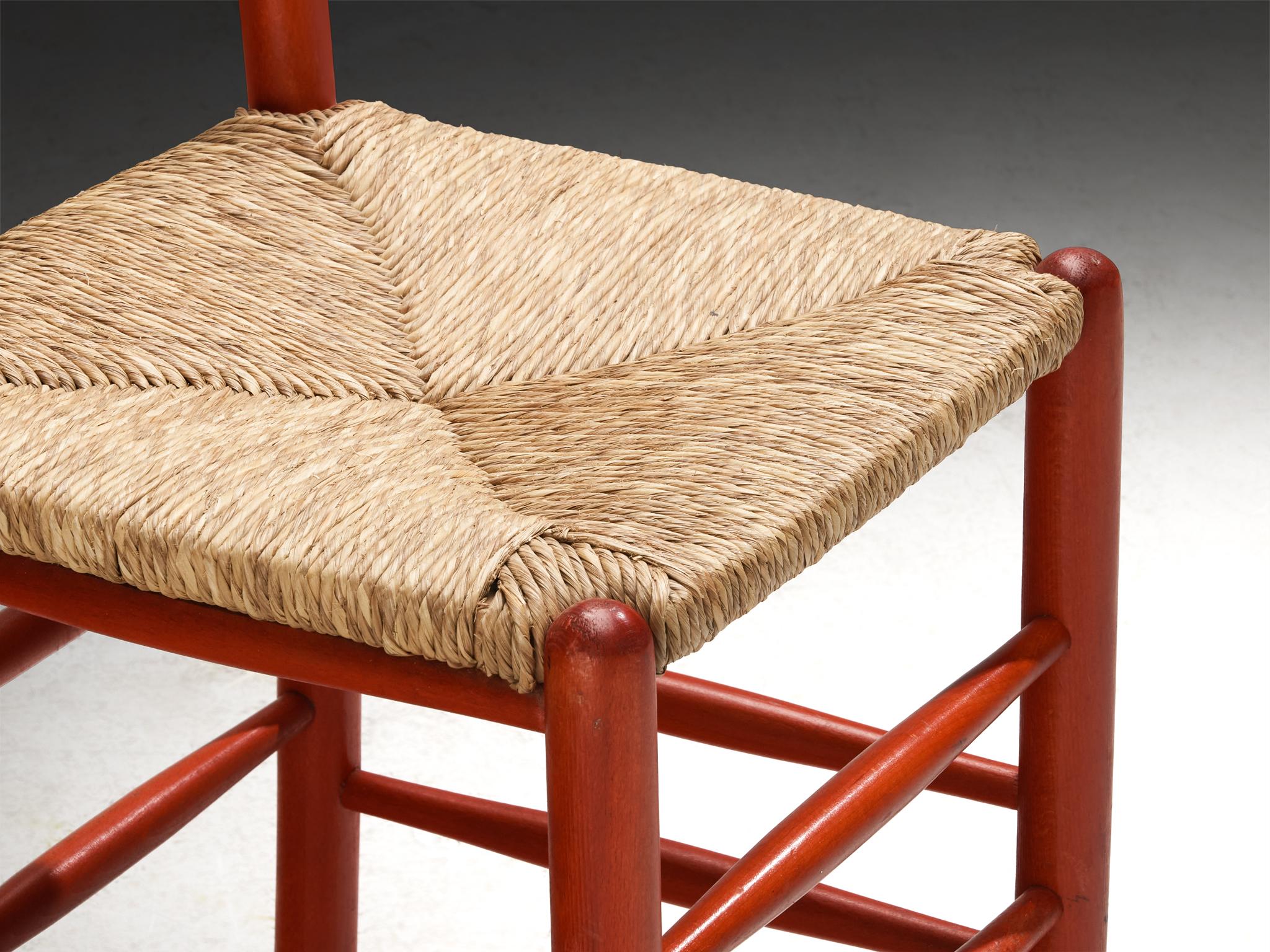 Mid-Century moderno Set di dodici sedie da pranzo francesi con struttura in legno rosso e sedute in paglia in vendita