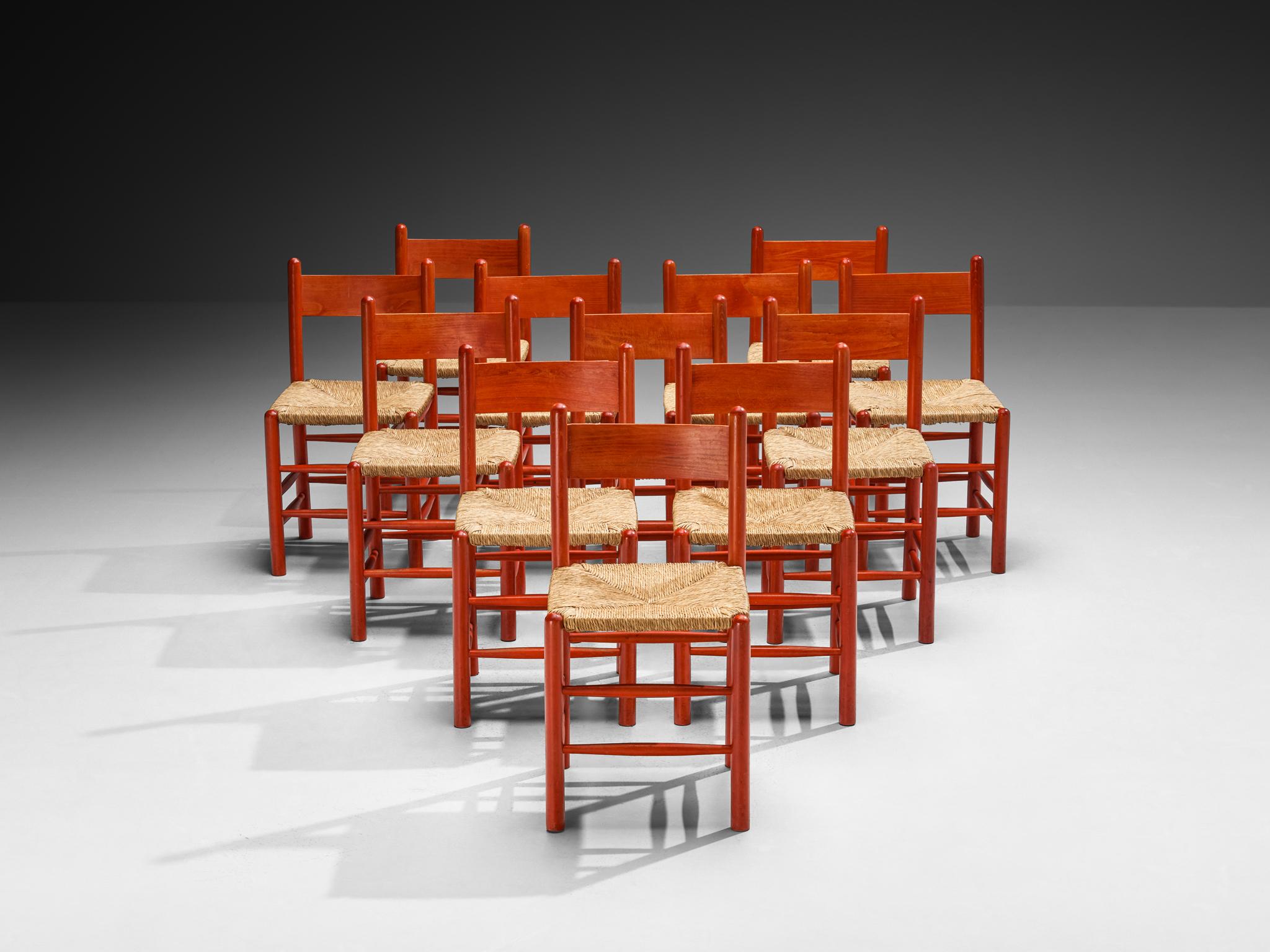 Francese Set di dodici sedie da pranzo francesi con struttura in legno rosso e sedute in paglia in vendita