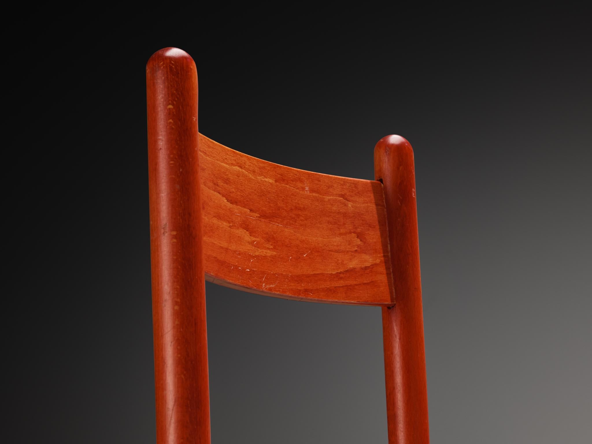 Metà XX secolo Set di dodici sedie da pranzo francesi con struttura in legno rosso e sedute in paglia in vendita