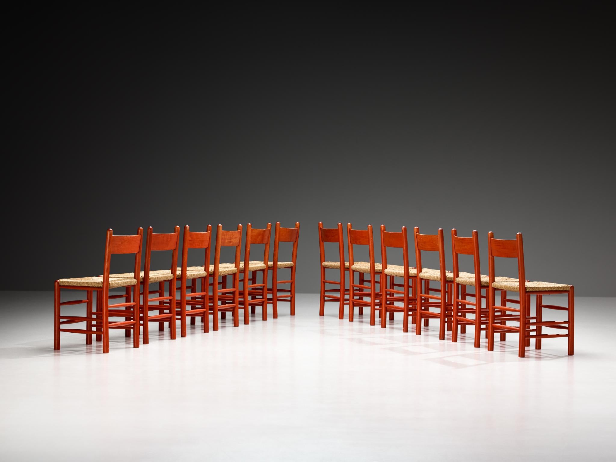 Paglia Set di dodici sedie da pranzo francesi con struttura in legno rosso e sedute in paglia in vendita