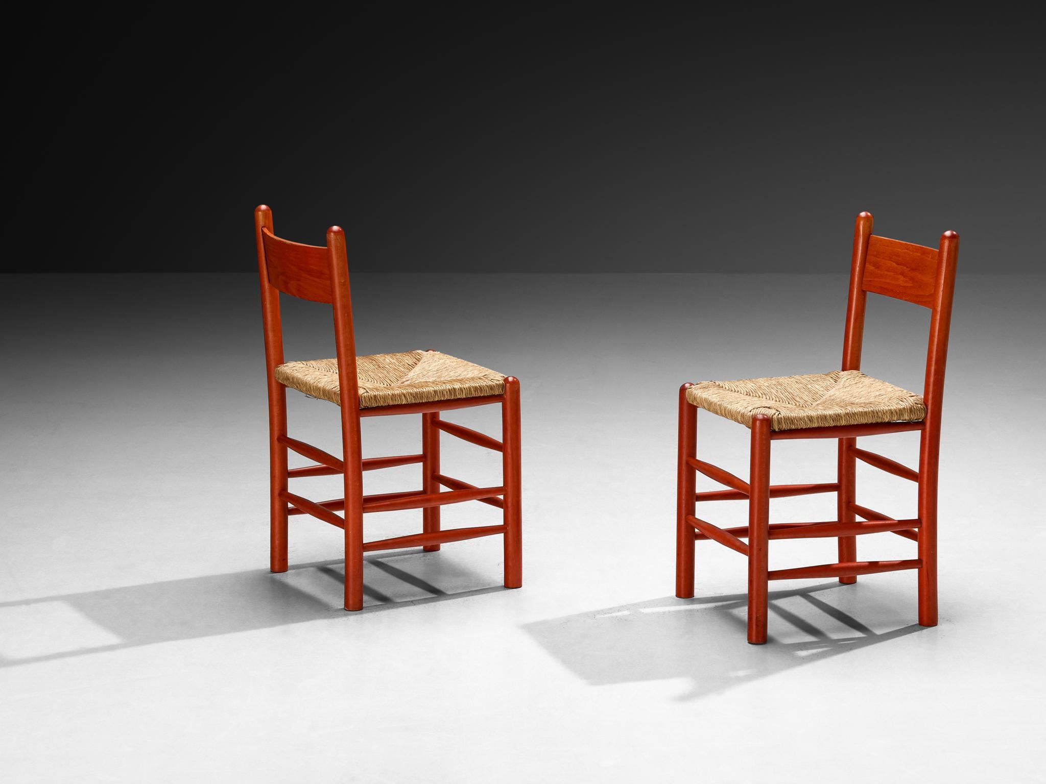 Set di dodici sedie da pranzo francesi con struttura in legno rosso e sedute in paglia in vendita 1