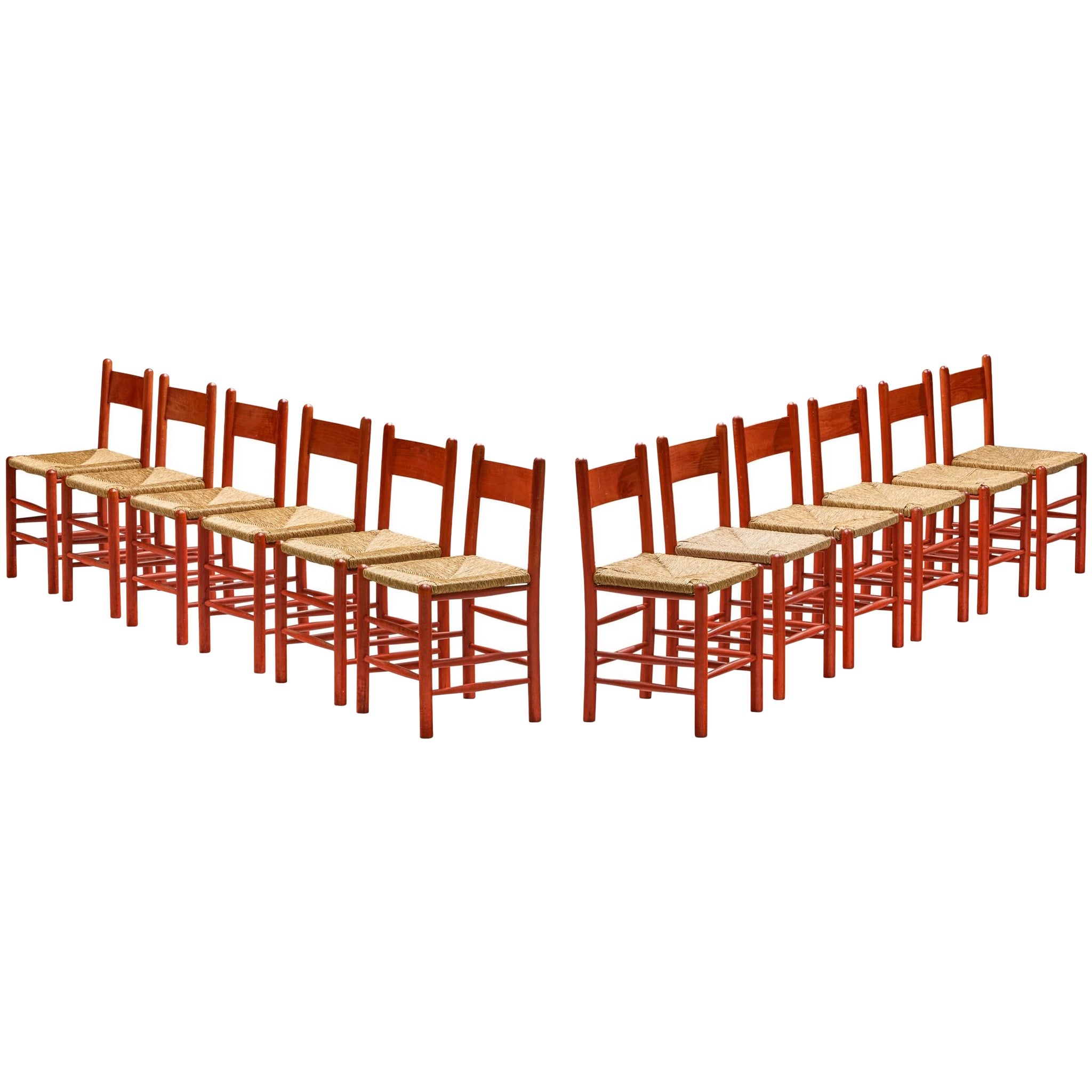 Set di dodici sedie da pranzo francesi con struttura in legno rosso e sedute in paglia in vendita