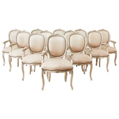 Ensemble de douze fauteuils de salle à manger de style Louis XV français argenté