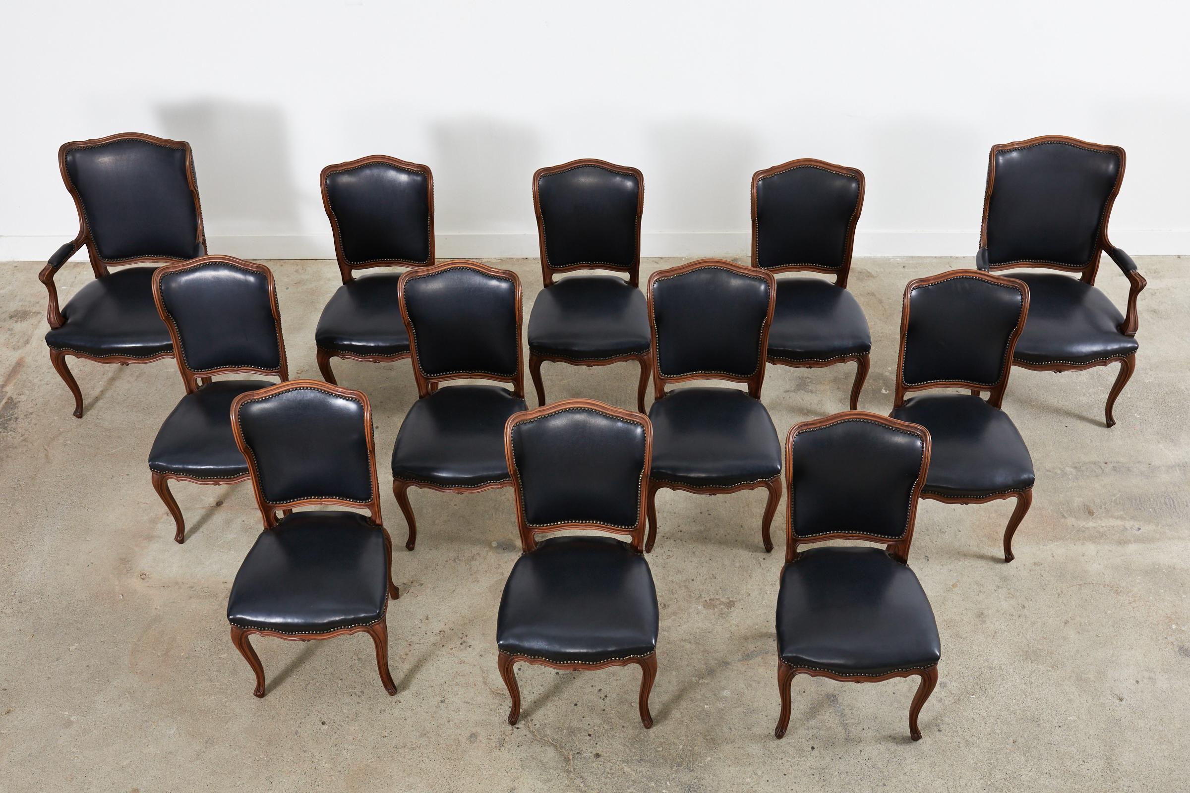 Américain Ensemble de douze chaises de salle à manger françaises de style Louis XV en noyer en vente