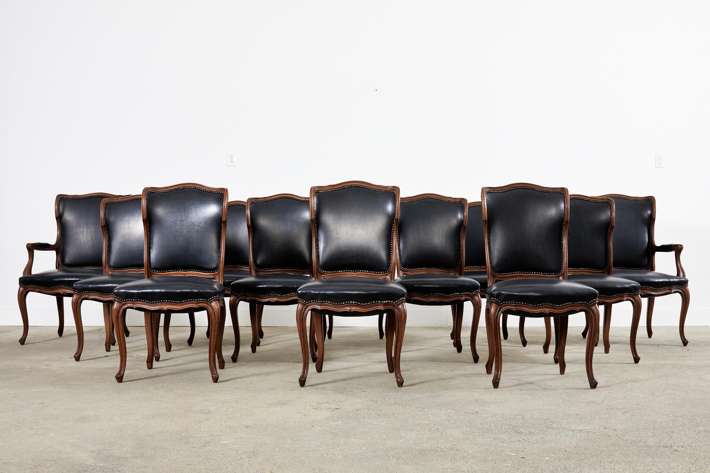 Fait main Ensemble de douze chaises de salle à manger françaises de style Louis XV en noyer en vente