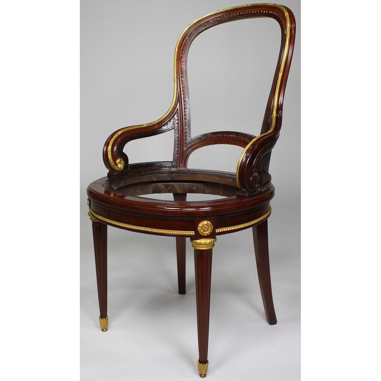 Belle Époque Ensemble de douze chaises de salle à manger françaises de style Louis XVI montées en bronze doré en vente
