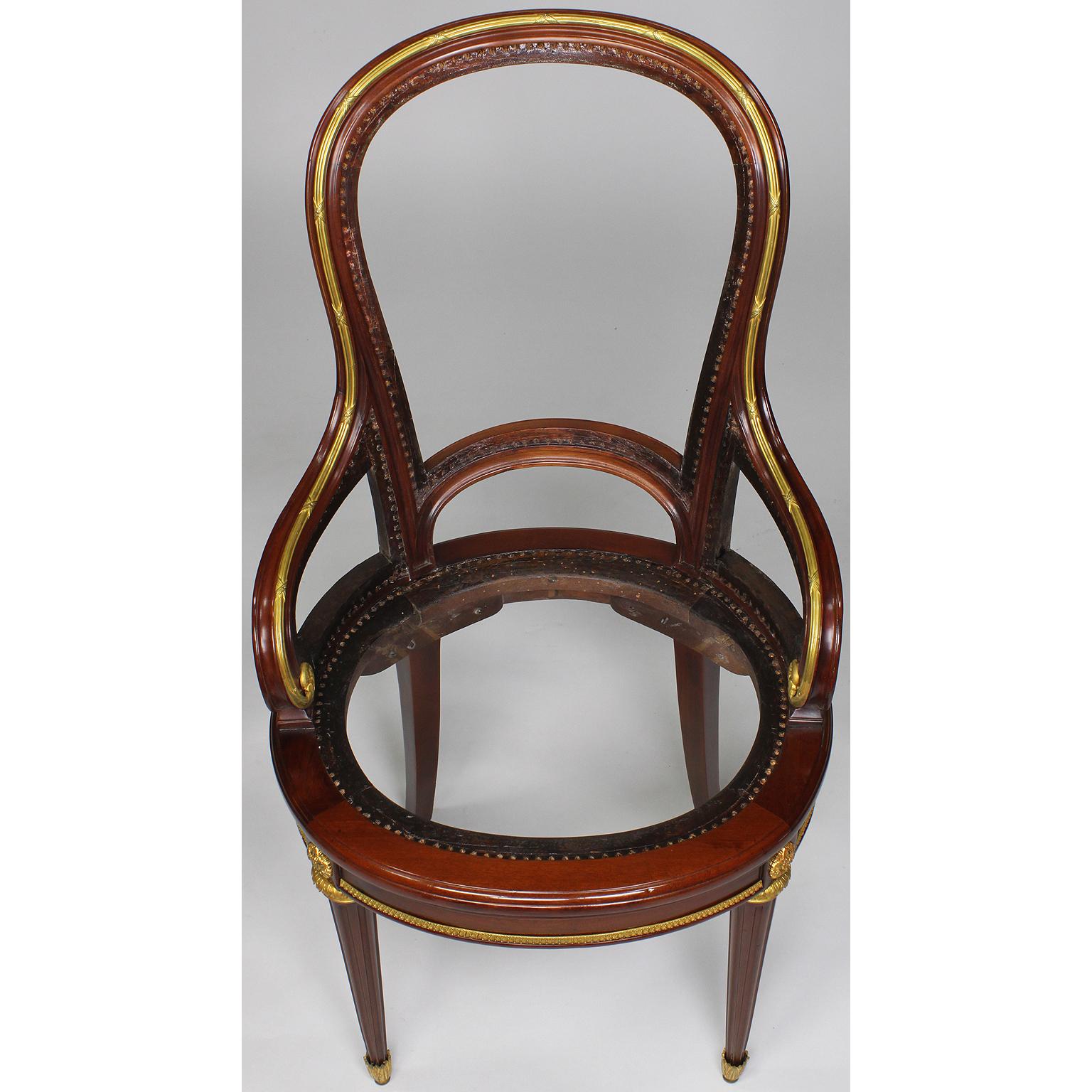 Similoro Set di dodici sedie da pranzo francesi in stile Luigi XVI con montatura in ormolu in vendita